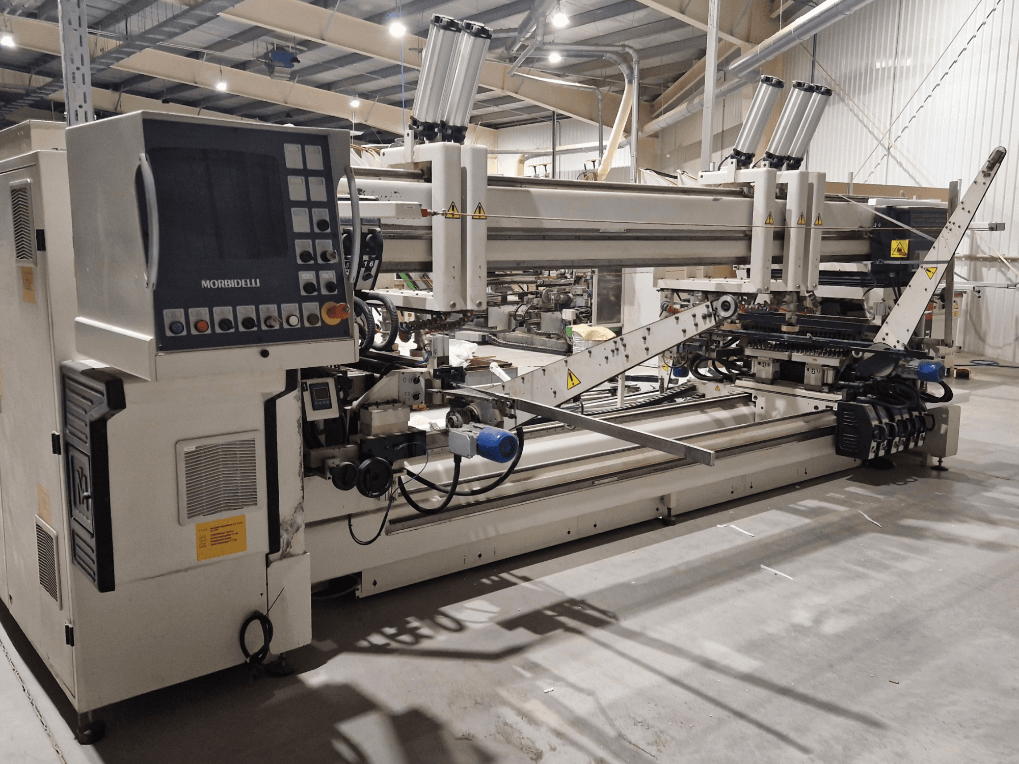 Többorsós fúrógép SCM Morbidelli Zenith F2, oldalnézet a vezérlőpanel és a mechanikus alkatrészek műhelyben.