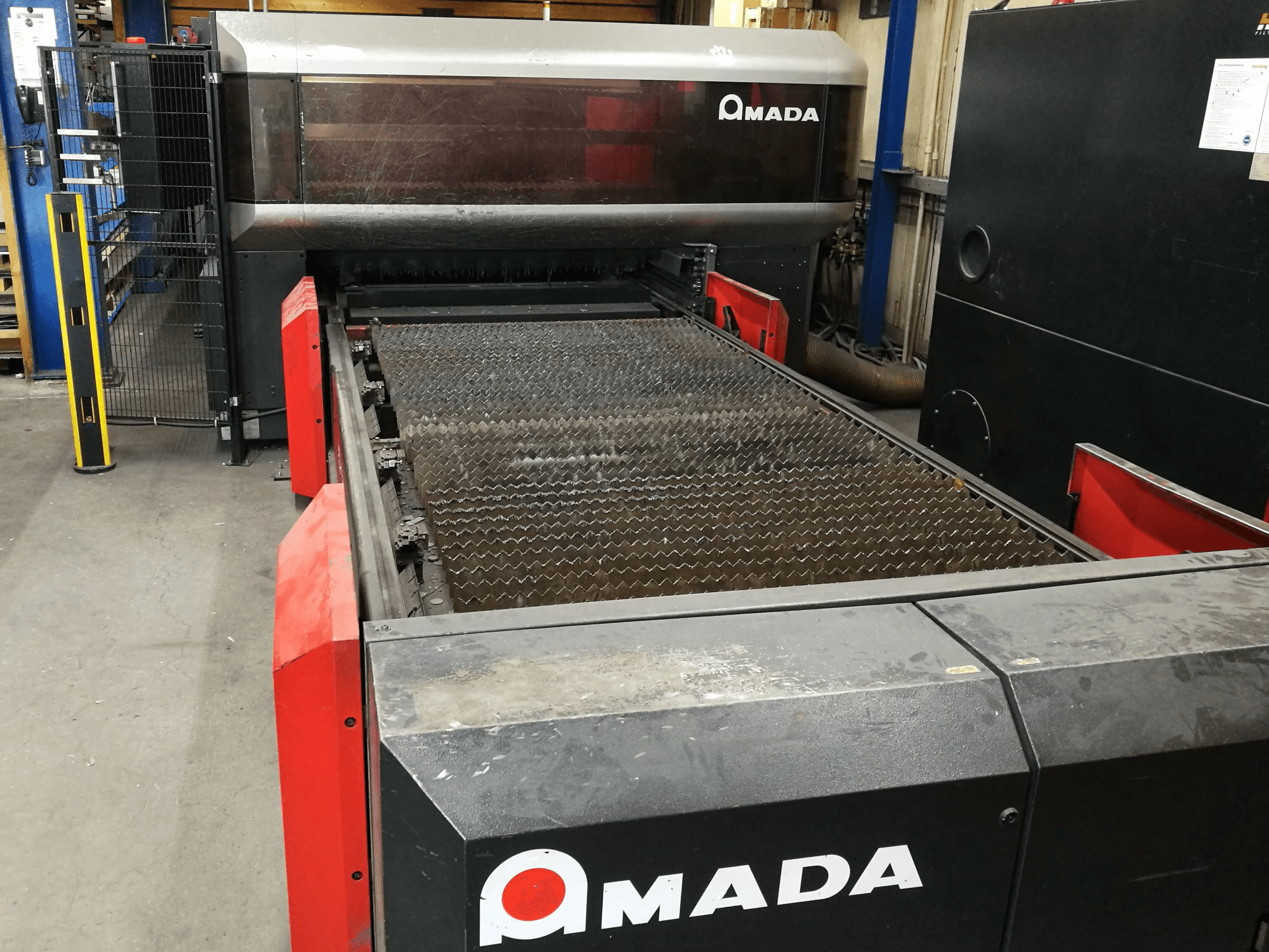 A AMADA LC 3015 X1 NT gép elölnézete