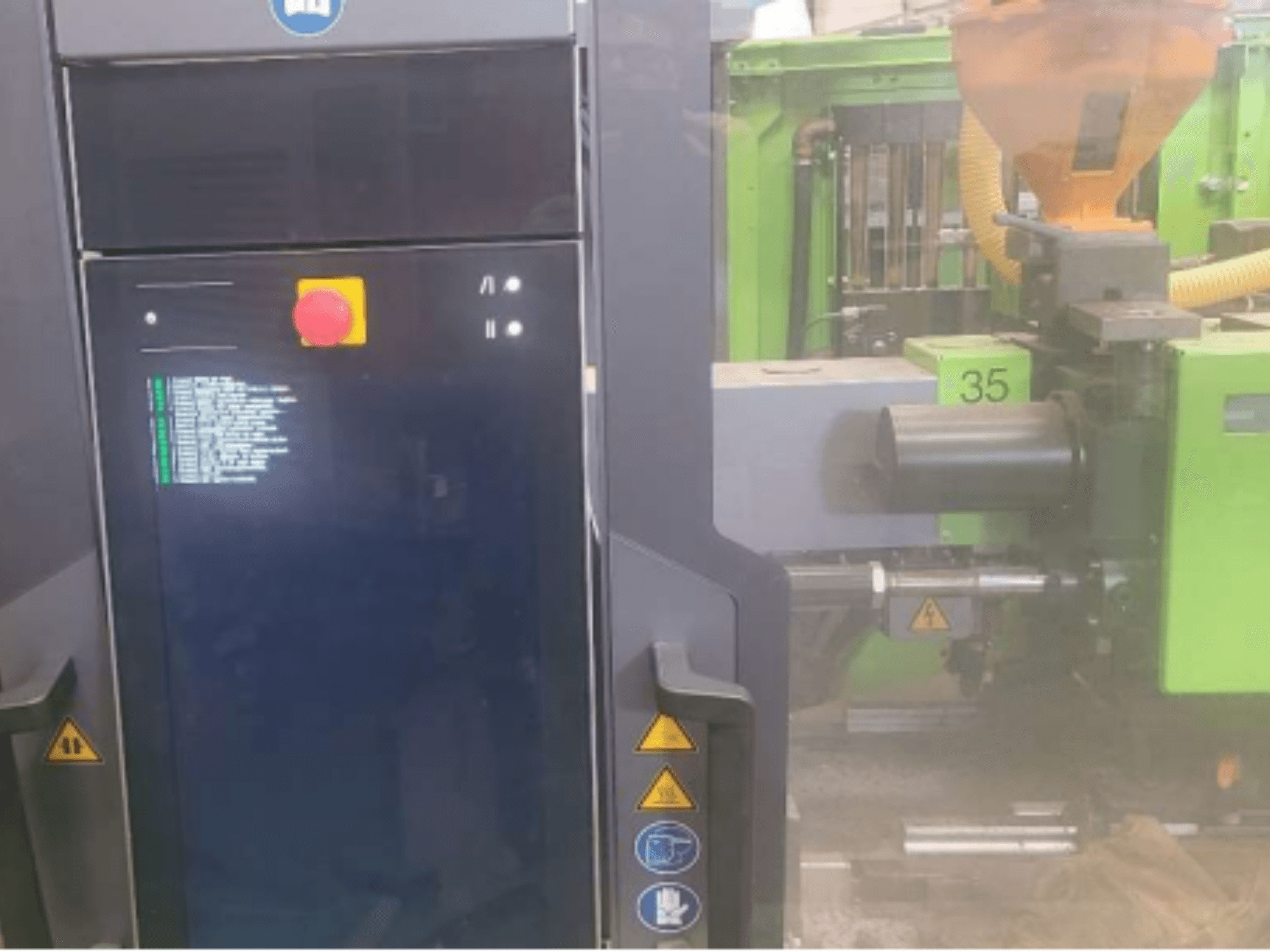 Engel Victory 320/80 spex hidraulikus fröccsöntőgép, elölnézetben a vezérlőpanel és a zöld fröccsöntő egység.