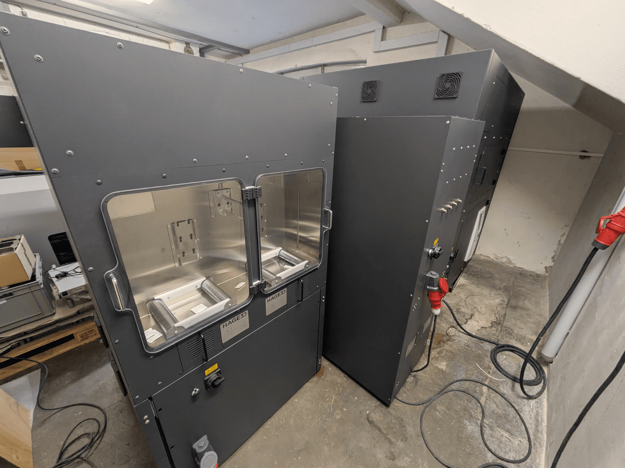 HAGE 3D Mex-One-A műanyag 3D-nyomtató, oldalnézet, amelyen láthatók a két átlátszó ajtó és a vezérlőpanel.