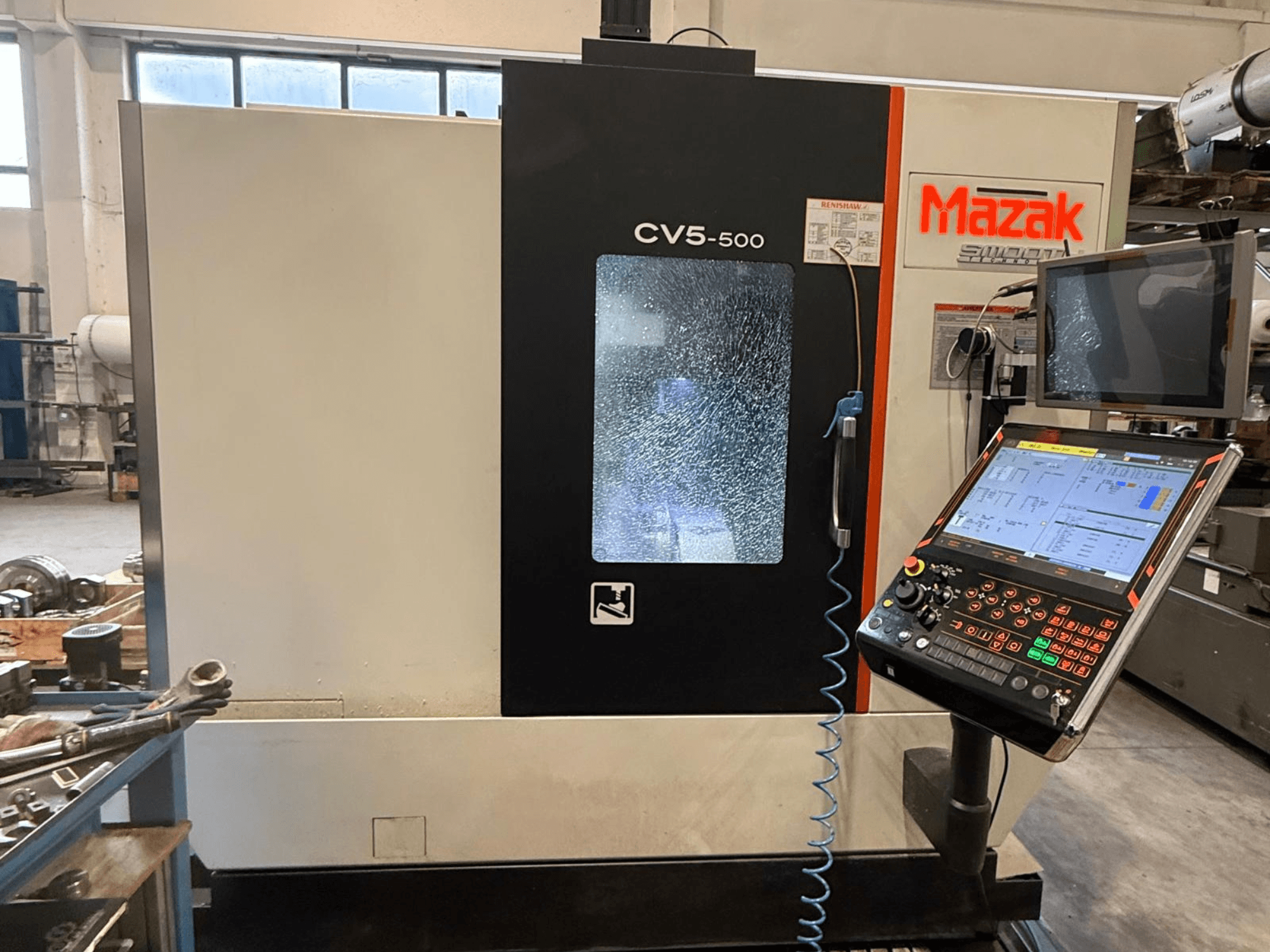 Mazak CV5-500 függőleges megmunkálóközpont, előlnézet a kezelőpanellel és a kijelzővel, a működési beállítások és a kezelőfelület bemutatásával.