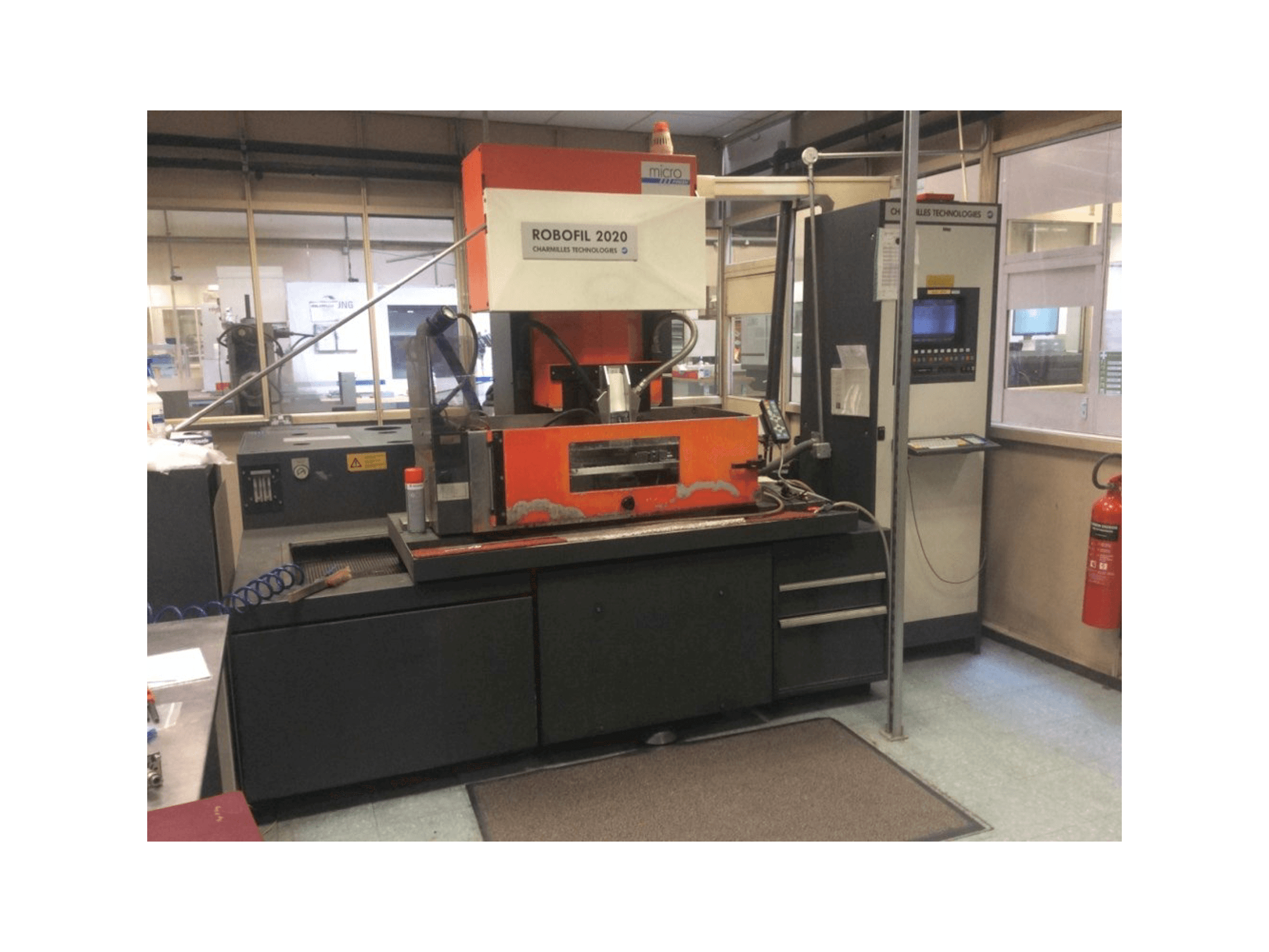 A CHARMILLES Technologies Robofil 2020 - 1 gép elölnézete