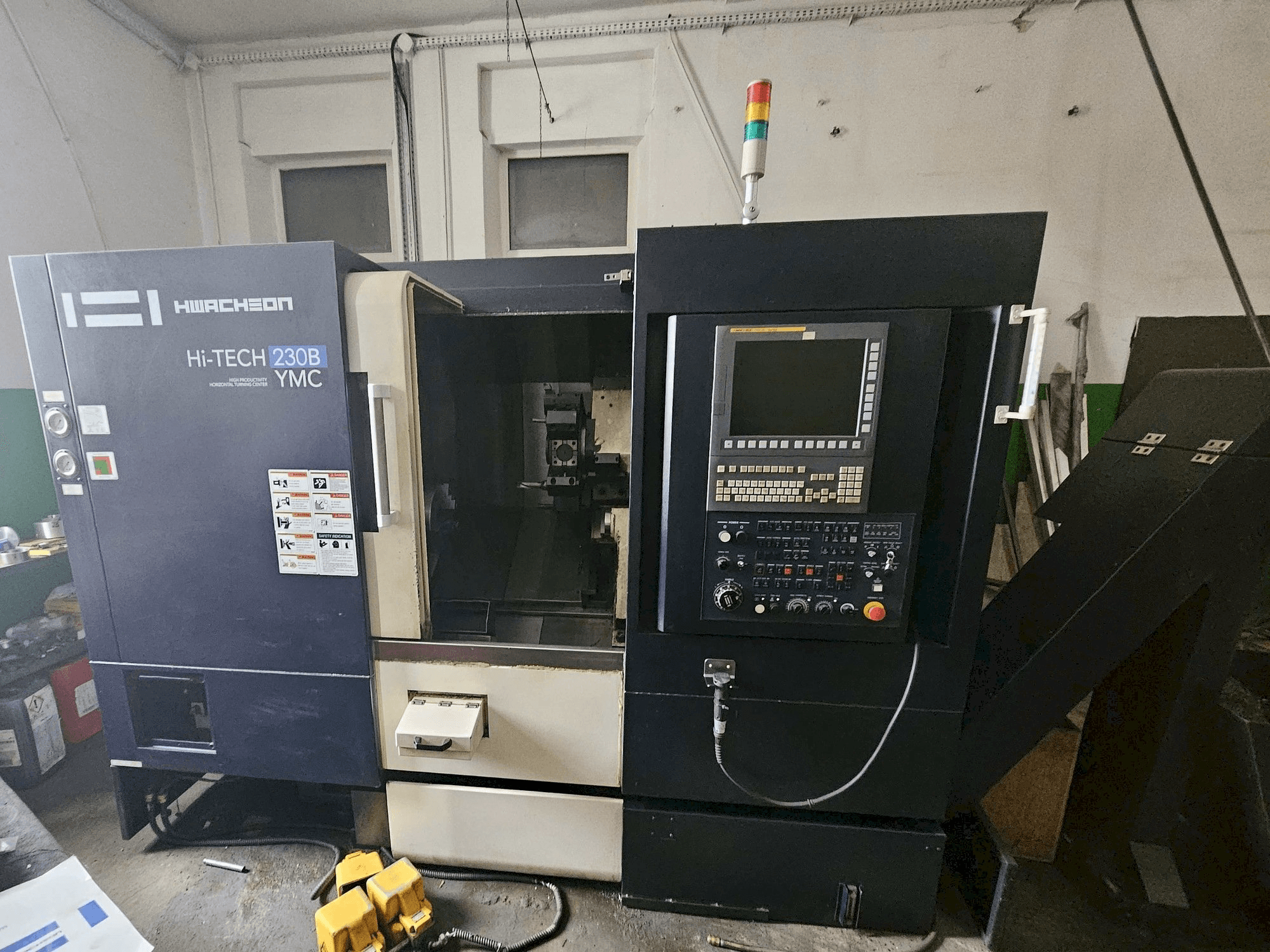 A HWACHEON HI-TECH 230B YMC gép elölnézete