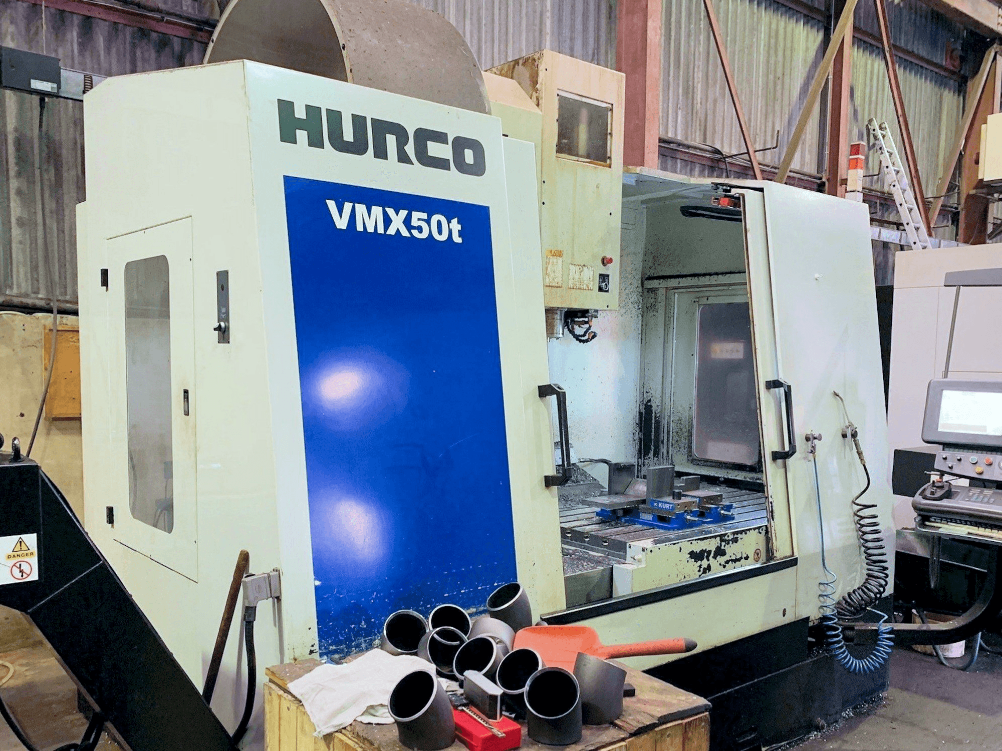 A Hurco VMX 50T gép elölnézete