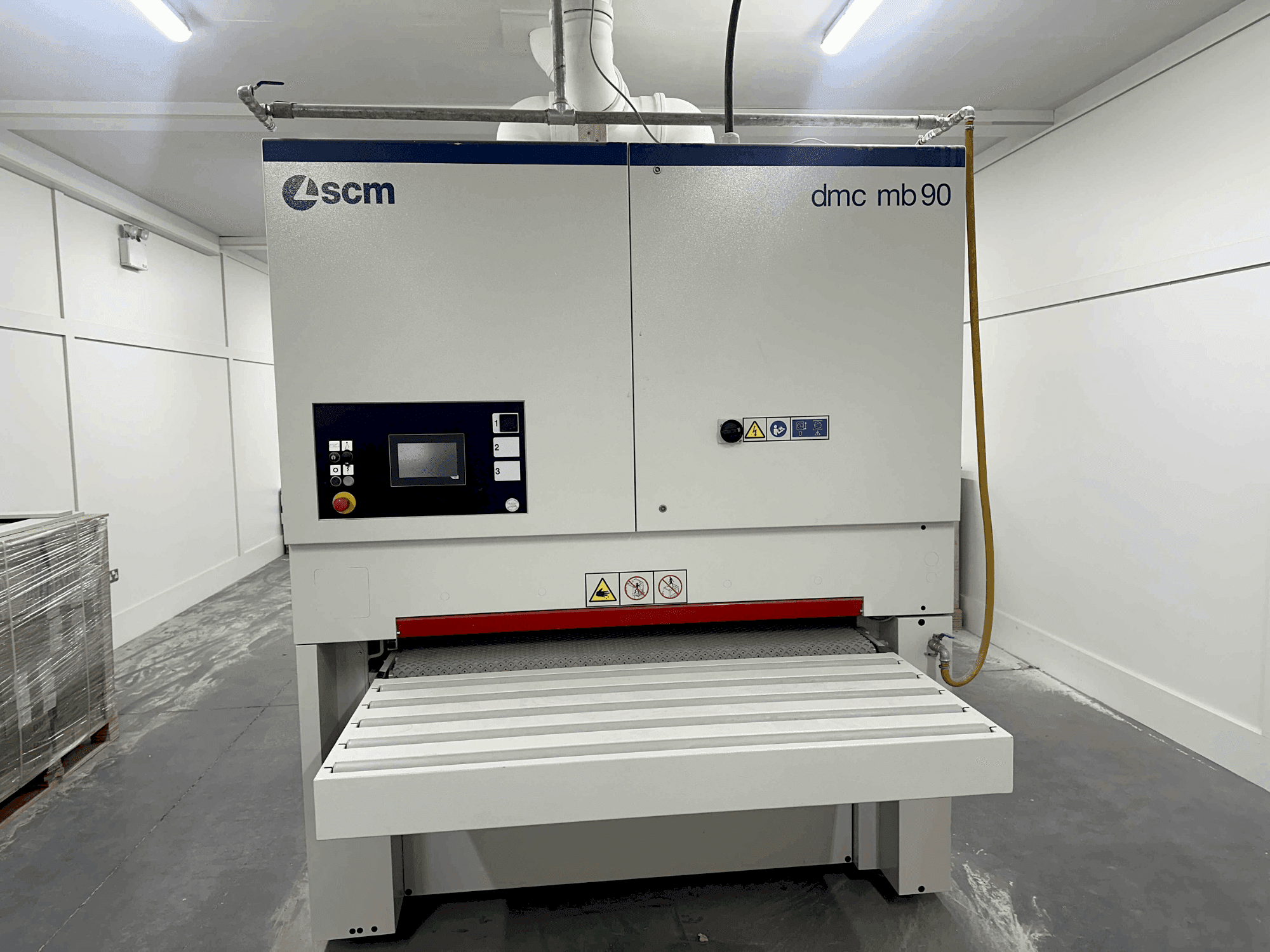 A SCM DMC MB90 DBB135 gép elölnézete