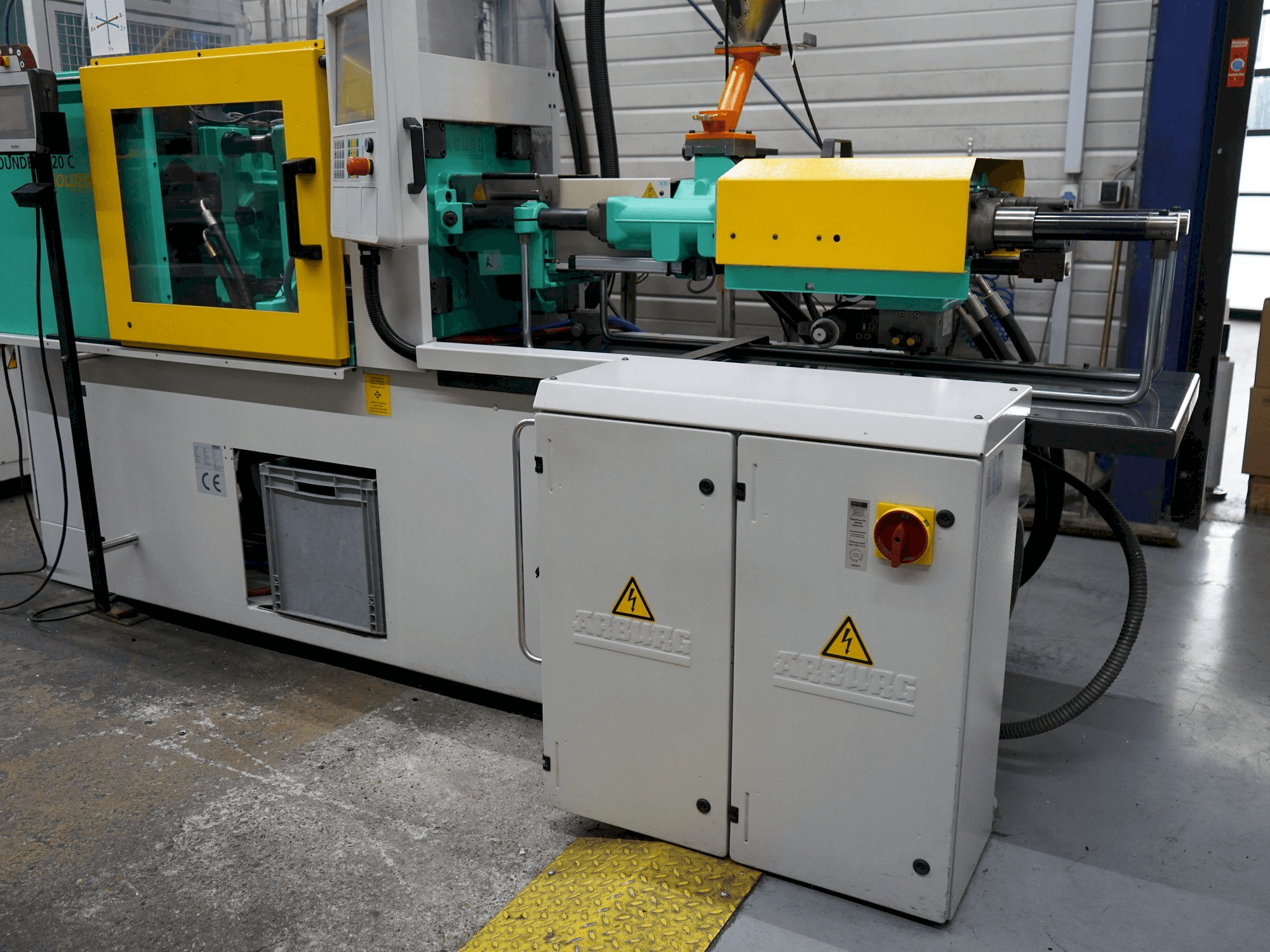 A Arburg 320C (500-170) gép elölnézete