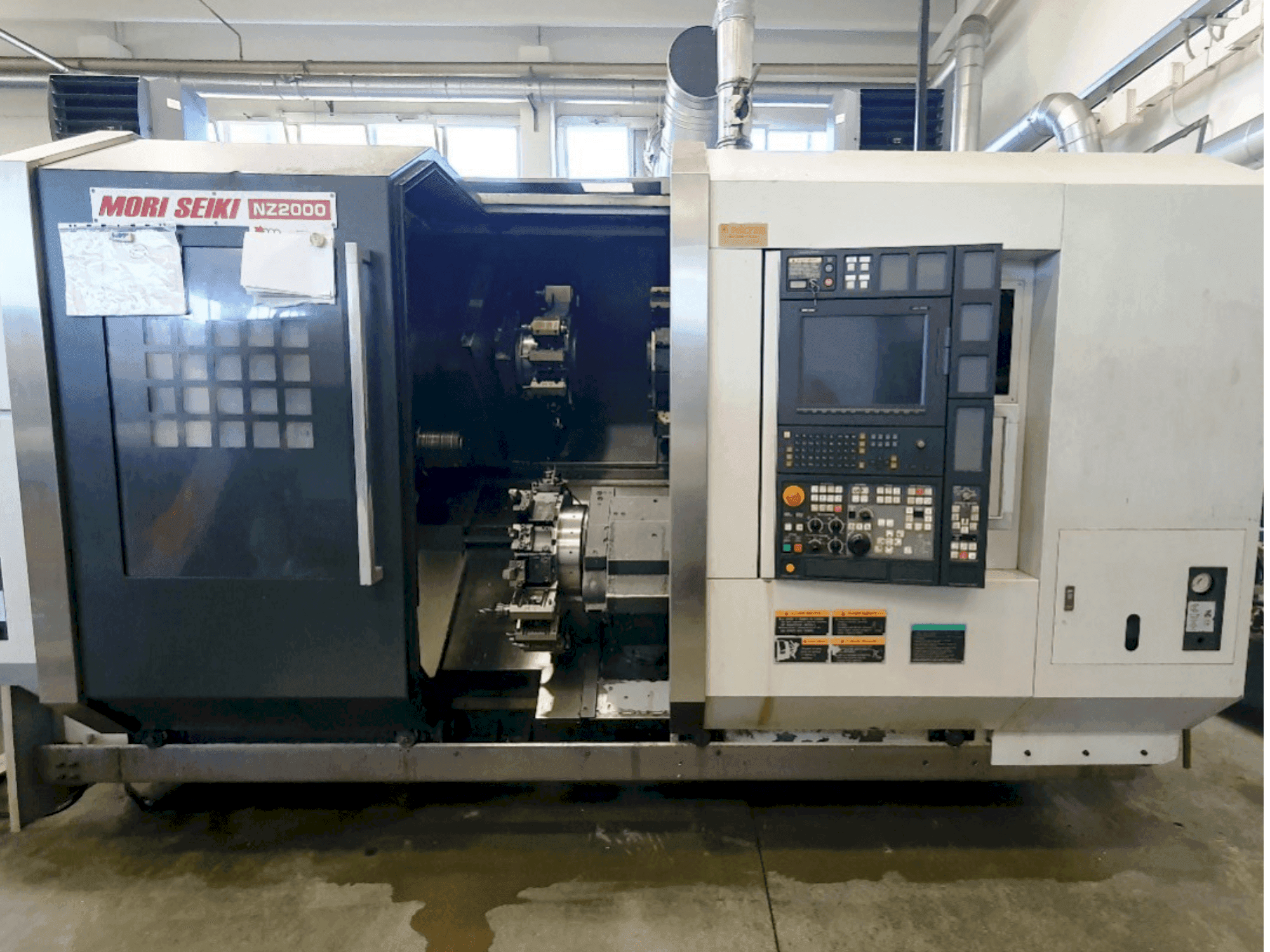 A MORI SEIKI NZ2000 T3Y3 gép elölnézete