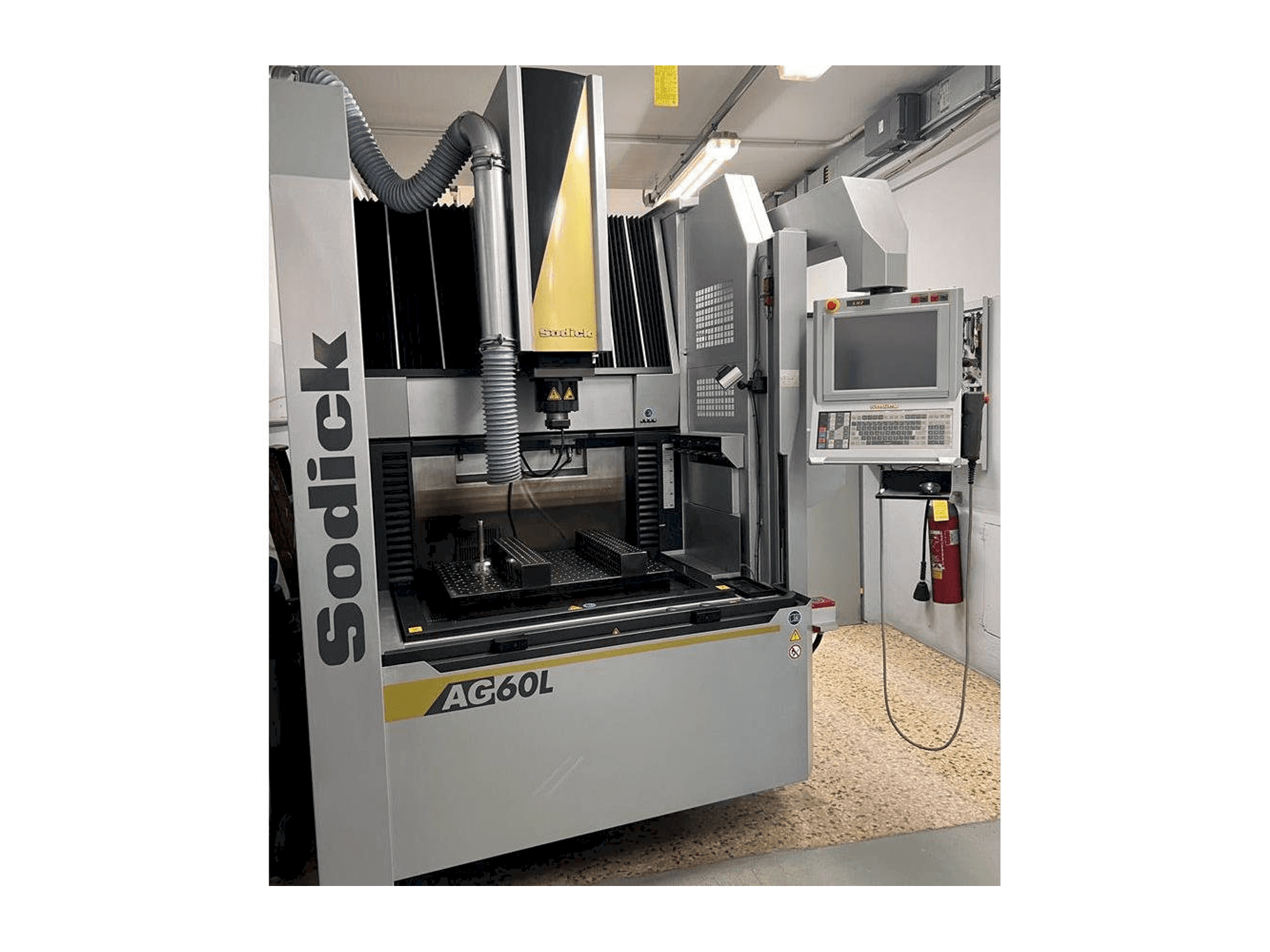 A Sodick AG 60L gép elölnézete