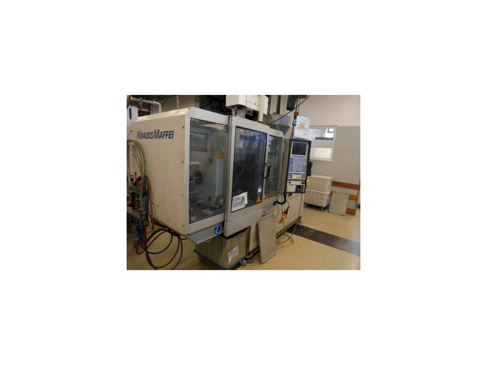 A Krauss Maffei KM 50-220-C2 gép elölnézete