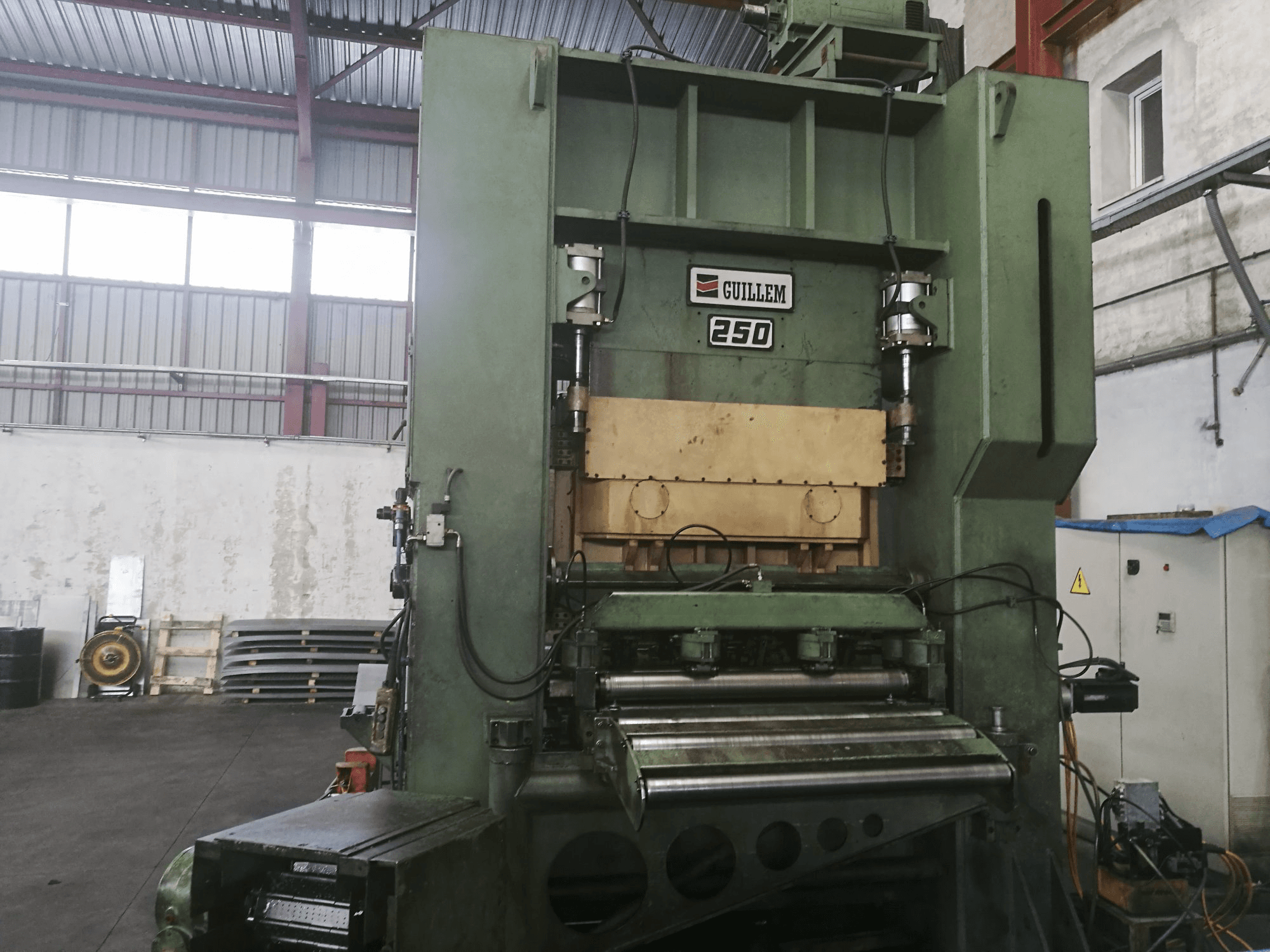 A GUILLEM D2.250 gép elölnézete