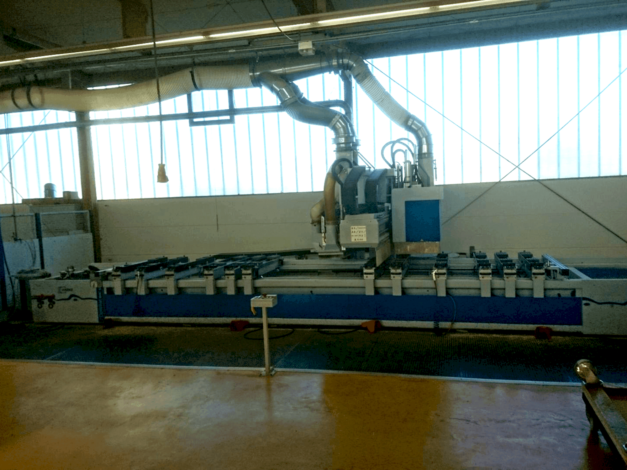 A Weeke Optimat BHC 655 gép elölnézete