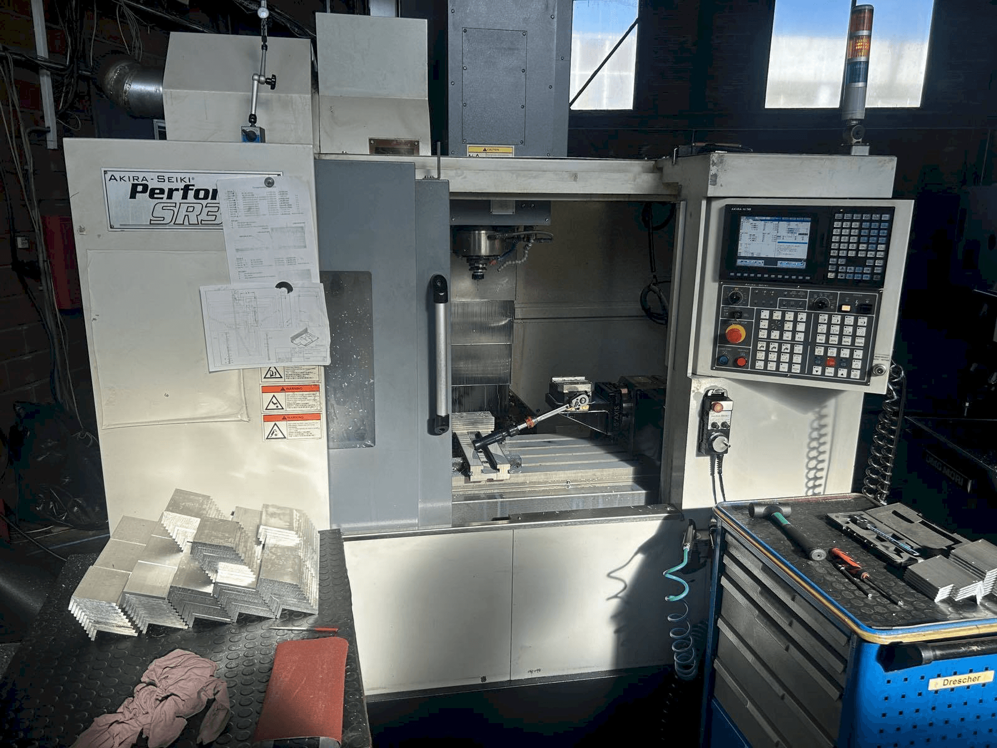 A Akira Seiki SR3AXP gép elölnézete