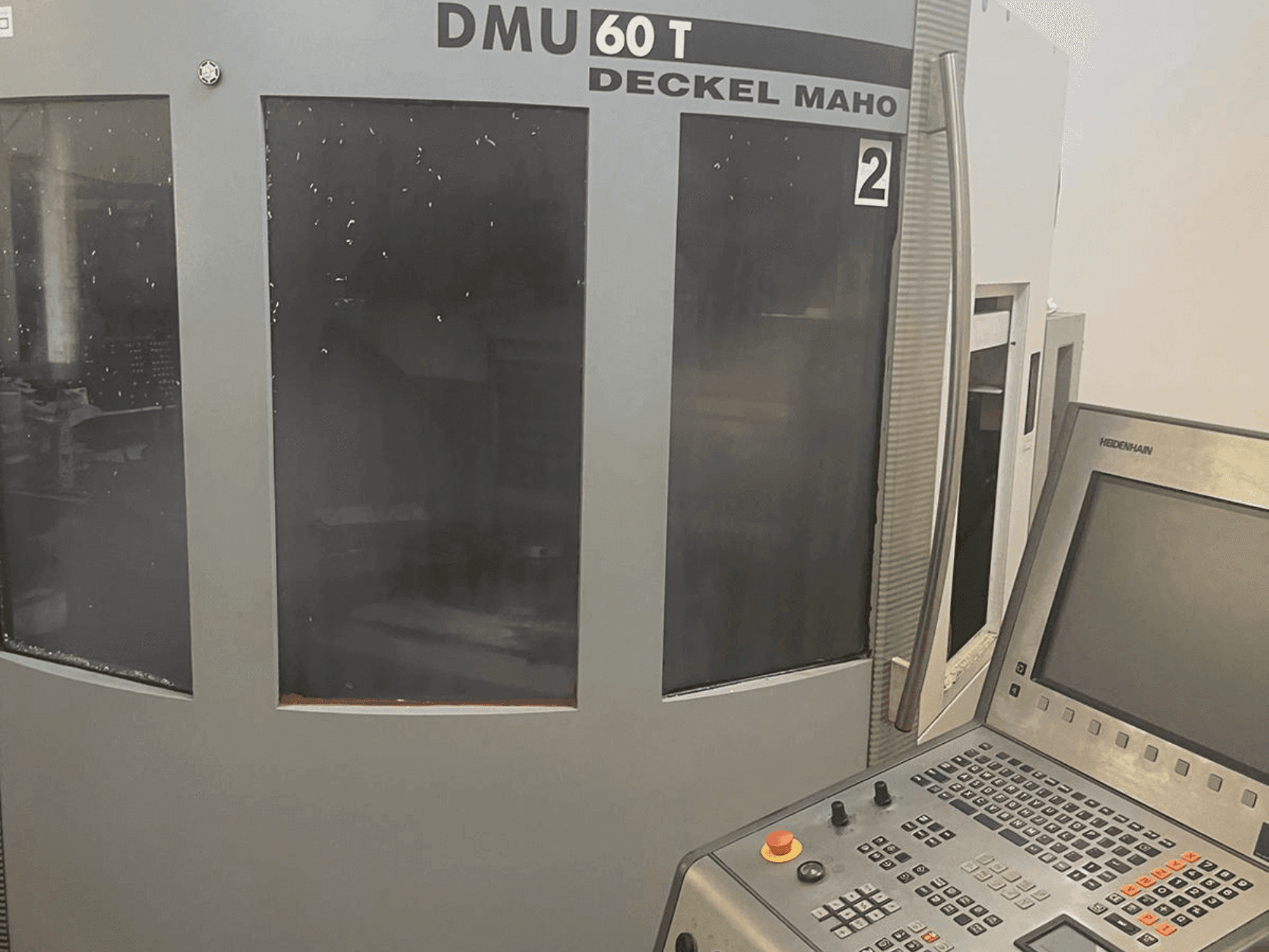 A DMG DECKEL MAHO DMU 60T gép elölnézete
