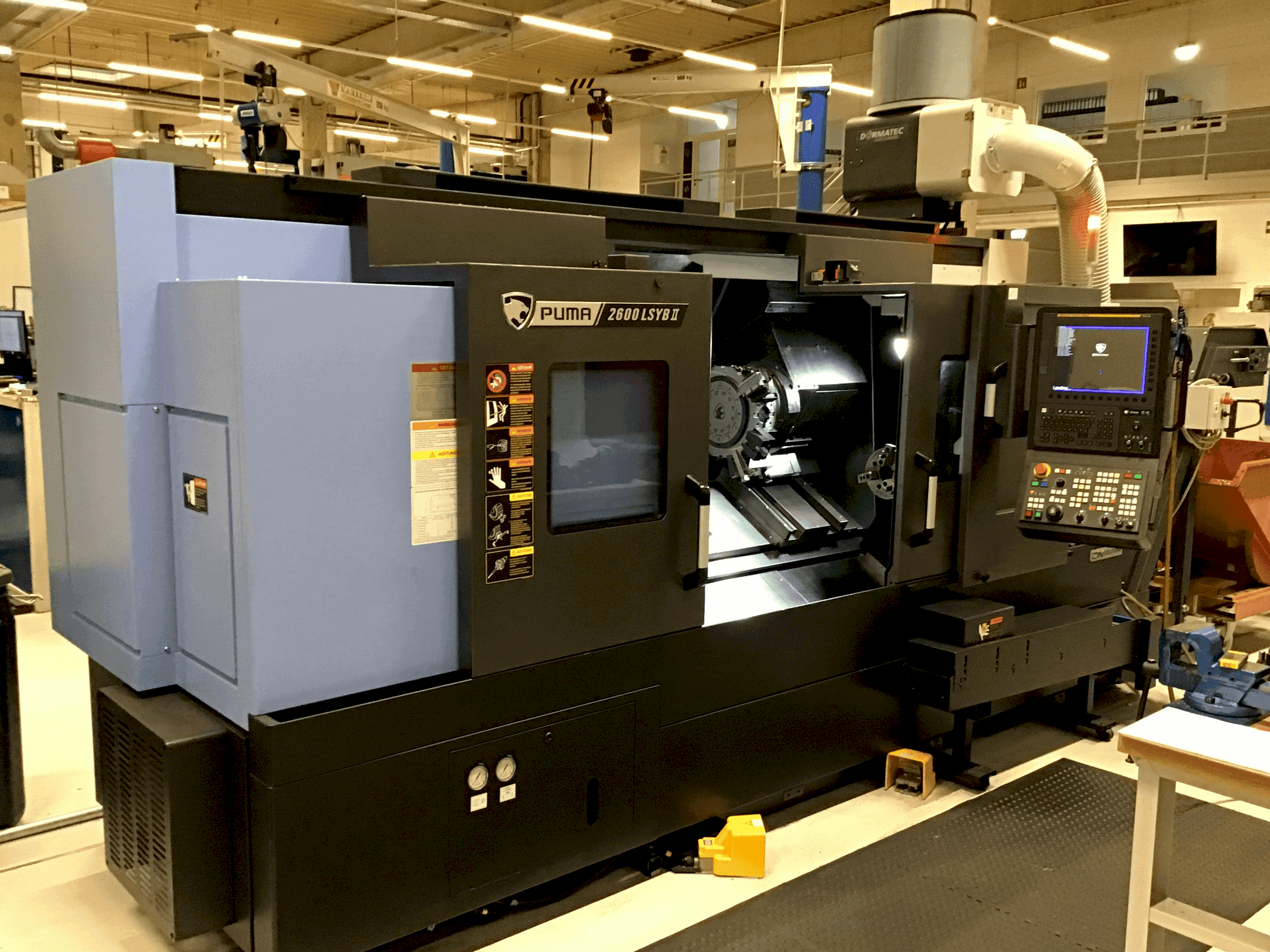 A DN SOLUTIONS Puma 2600 LSYB II gép elölnézete