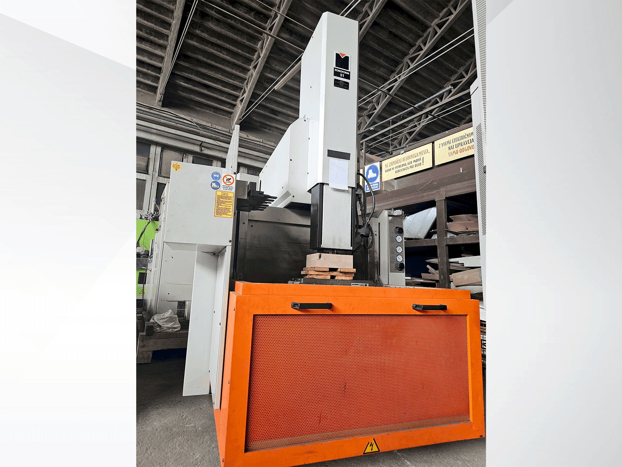 A CHARMILLES ROBOFORM 51 gép elölnézete