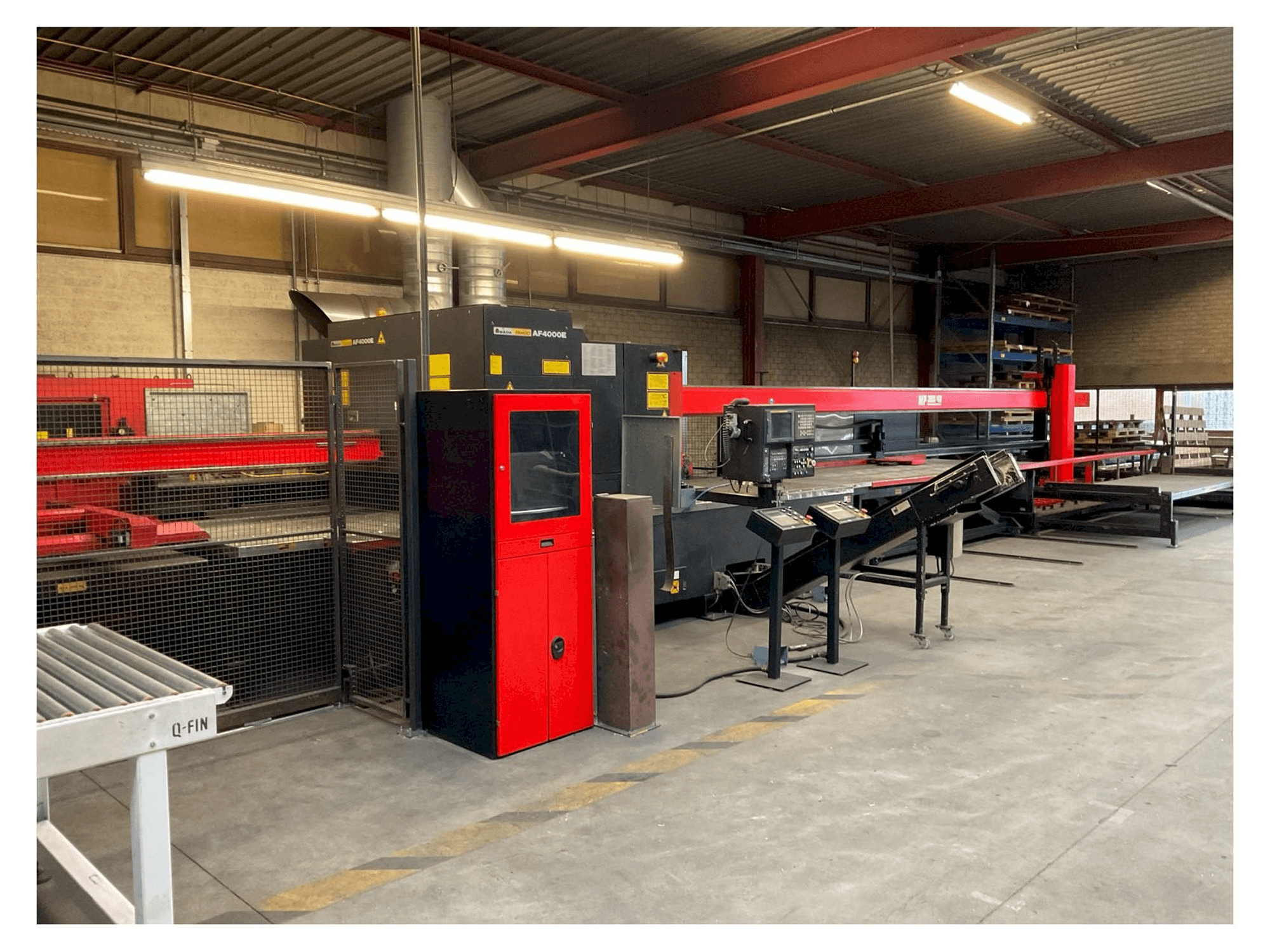 A AMADA LC-2415 alpha III gép elölnézete