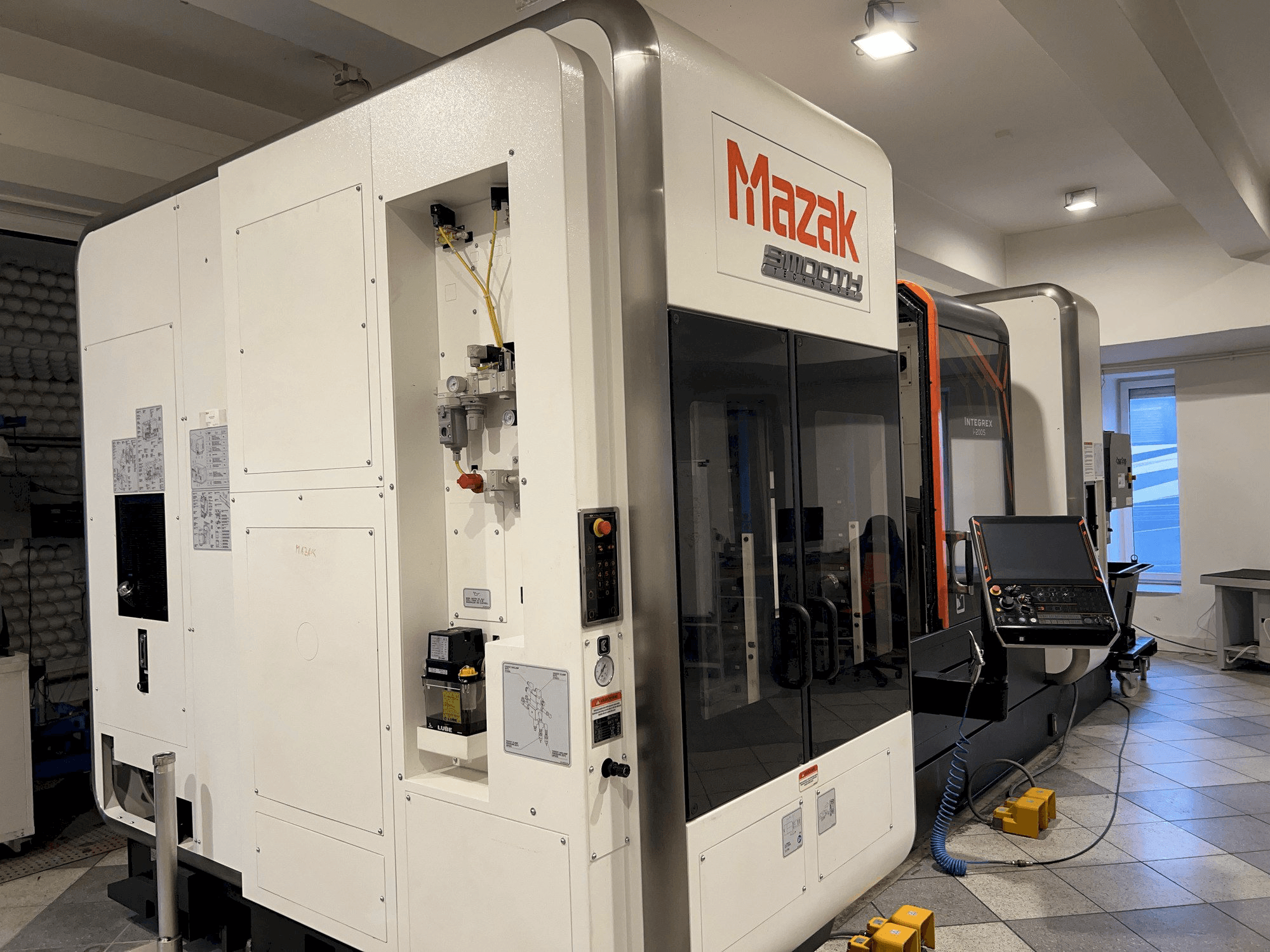 A Mazak Integrex i-200S gép elölnézete