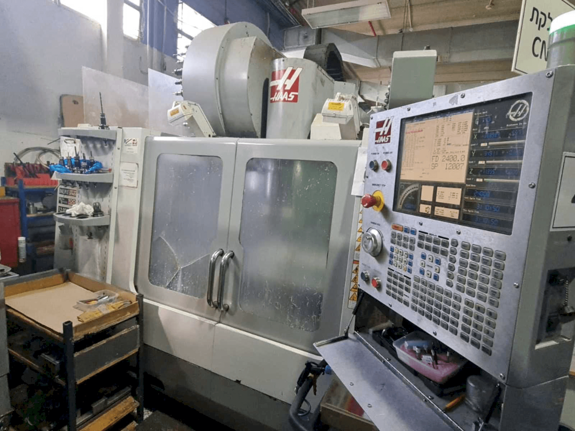 A HAAS VF-3SS gép elölnézete