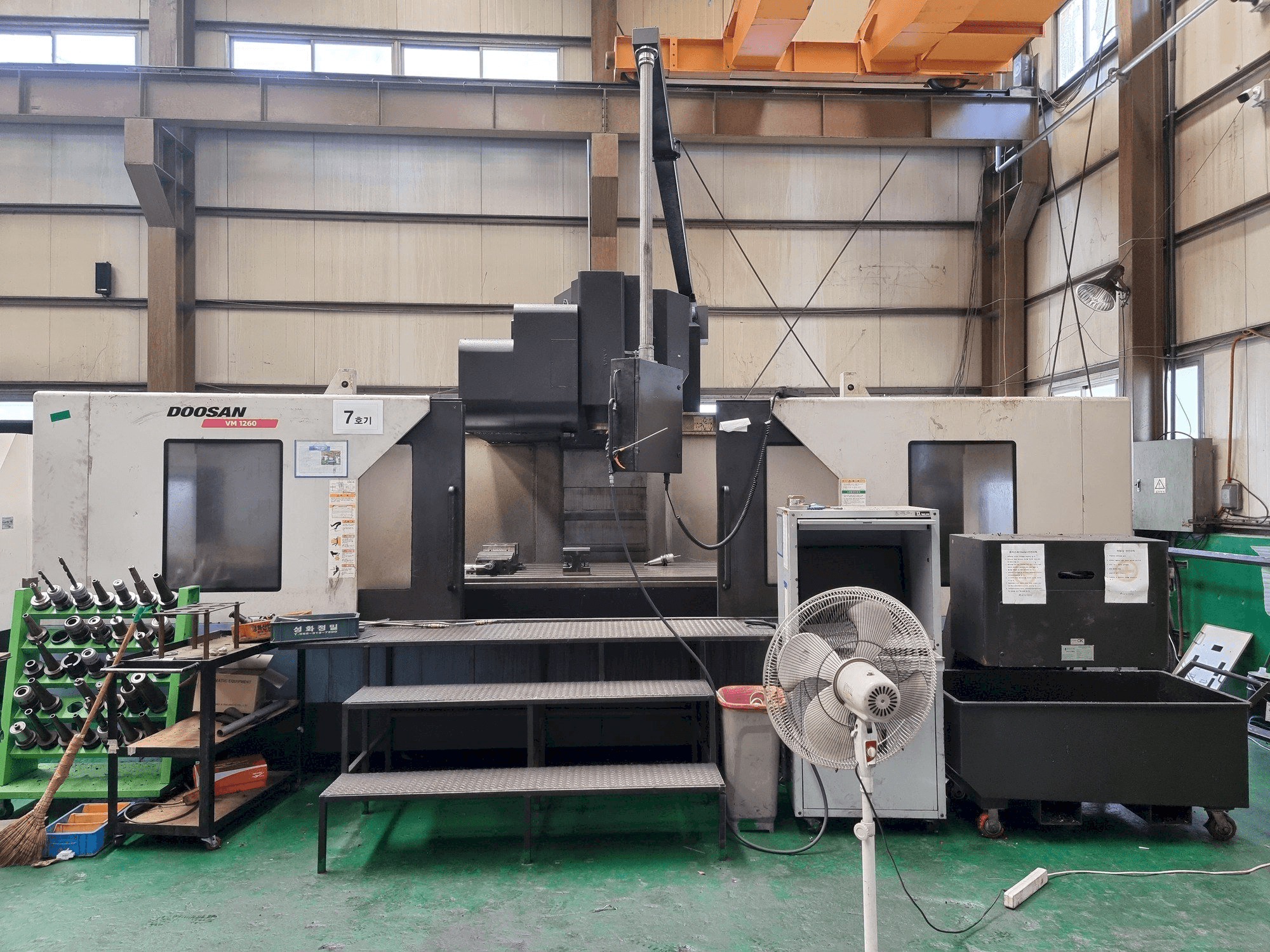 A Doosan VM1260 gép elölnézete