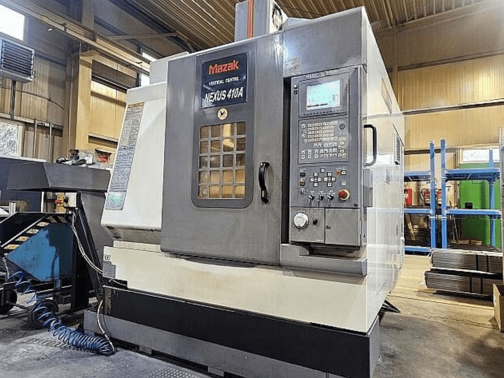 Mazak VCN-410A függőleges megmunkálóközpont, oldalnézet, amelyen látható a vezérlőpanel, a szerszámtartó és a működési jellemzők.