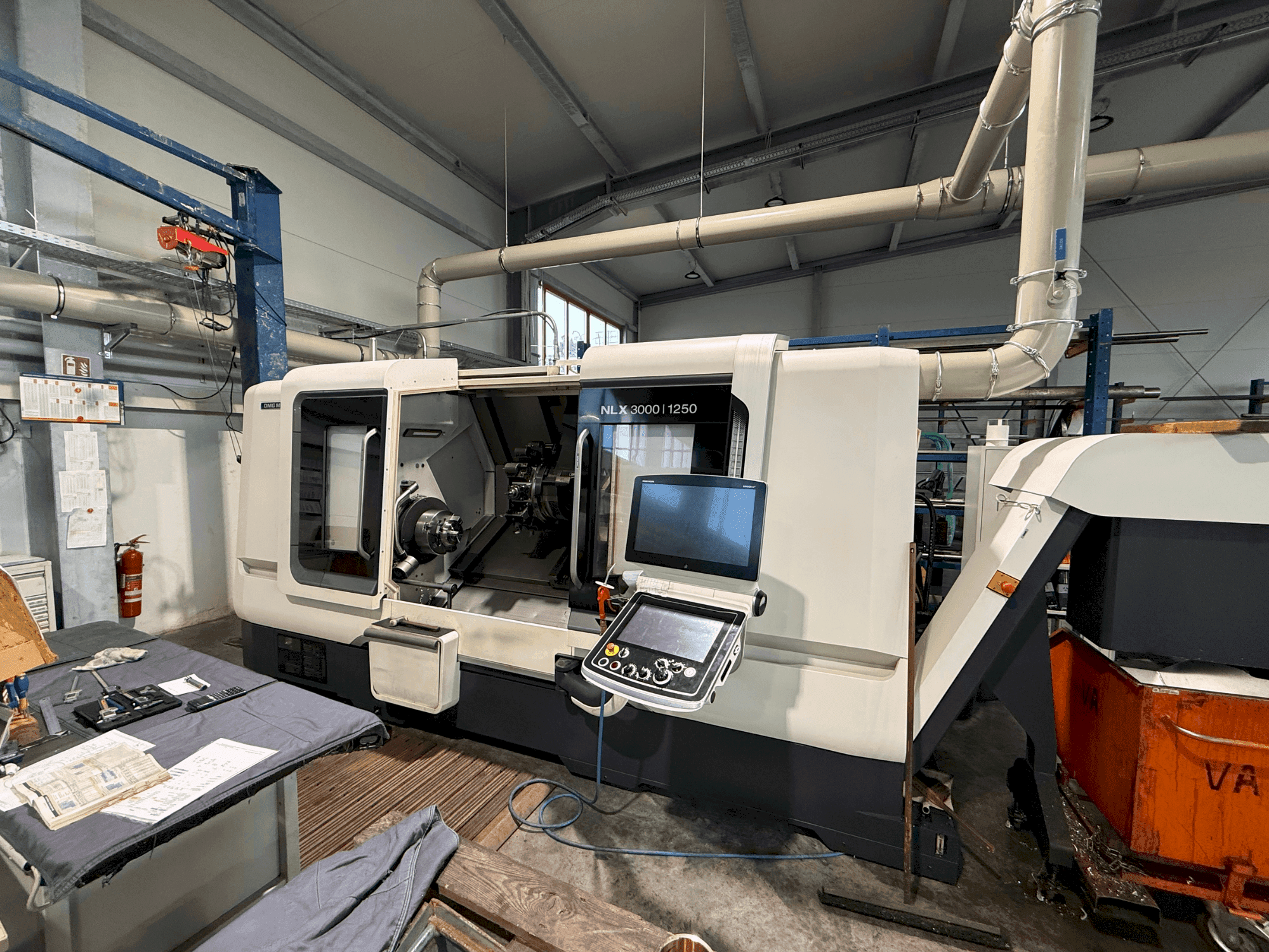 A DMG MORI NLX 3000 Y / 1250 gép elölnézete