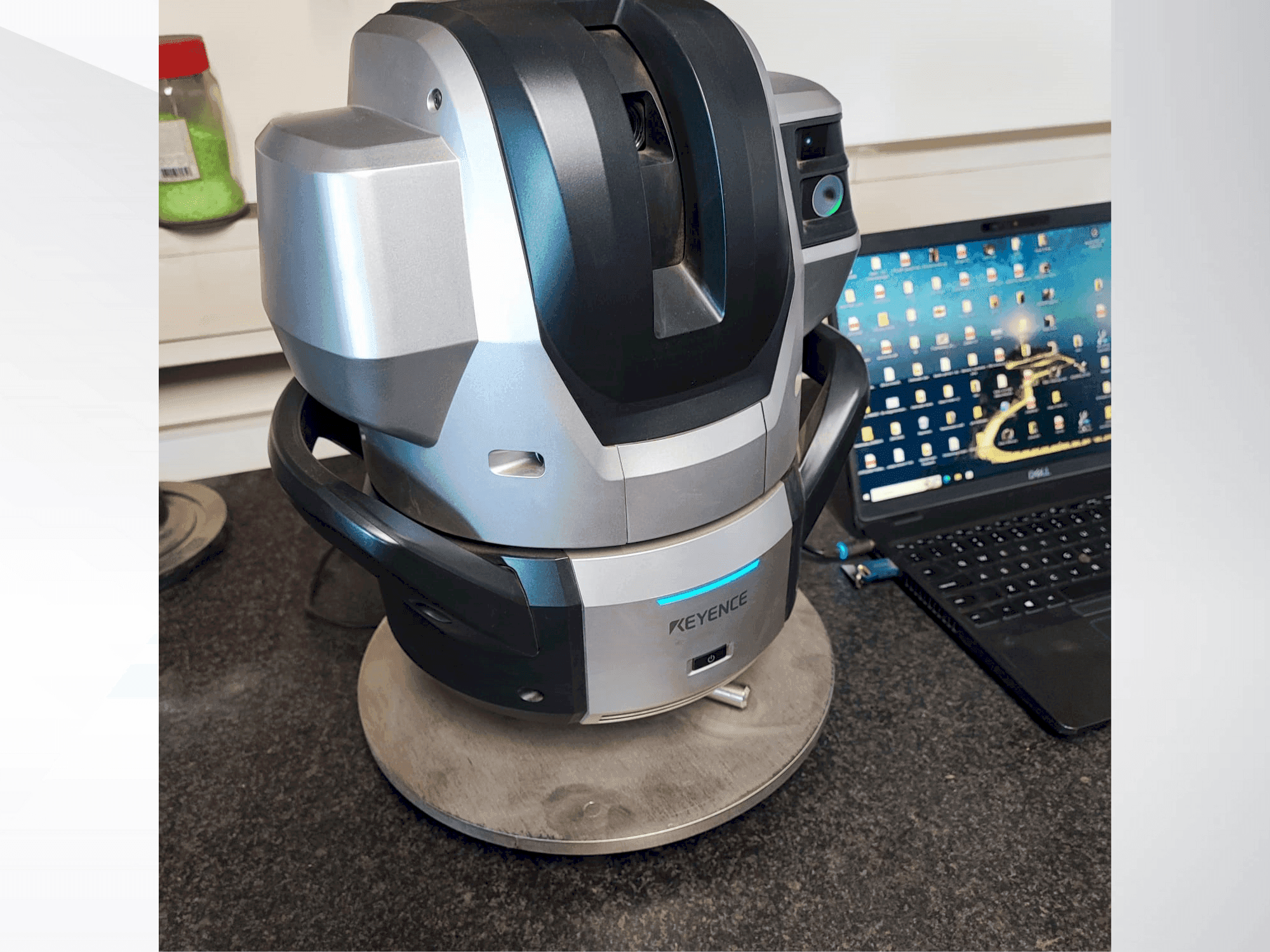 A KEYENCE WM 3000 gép elölnézete