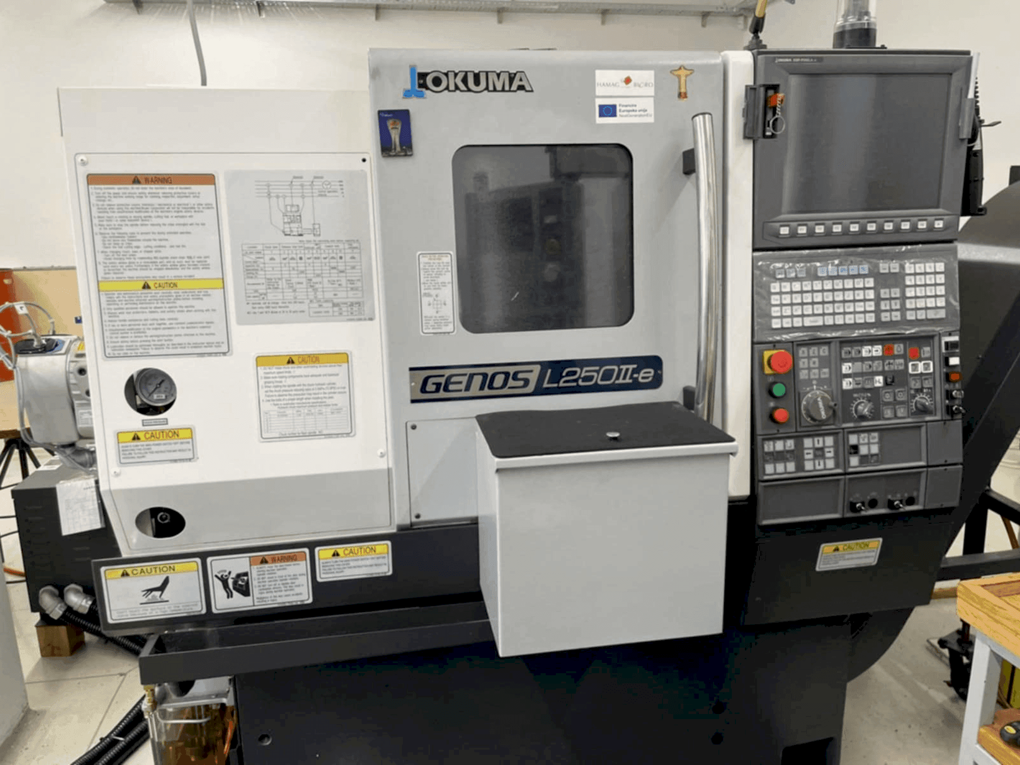 A Okuma GENOS L250IIe gép elölnézete