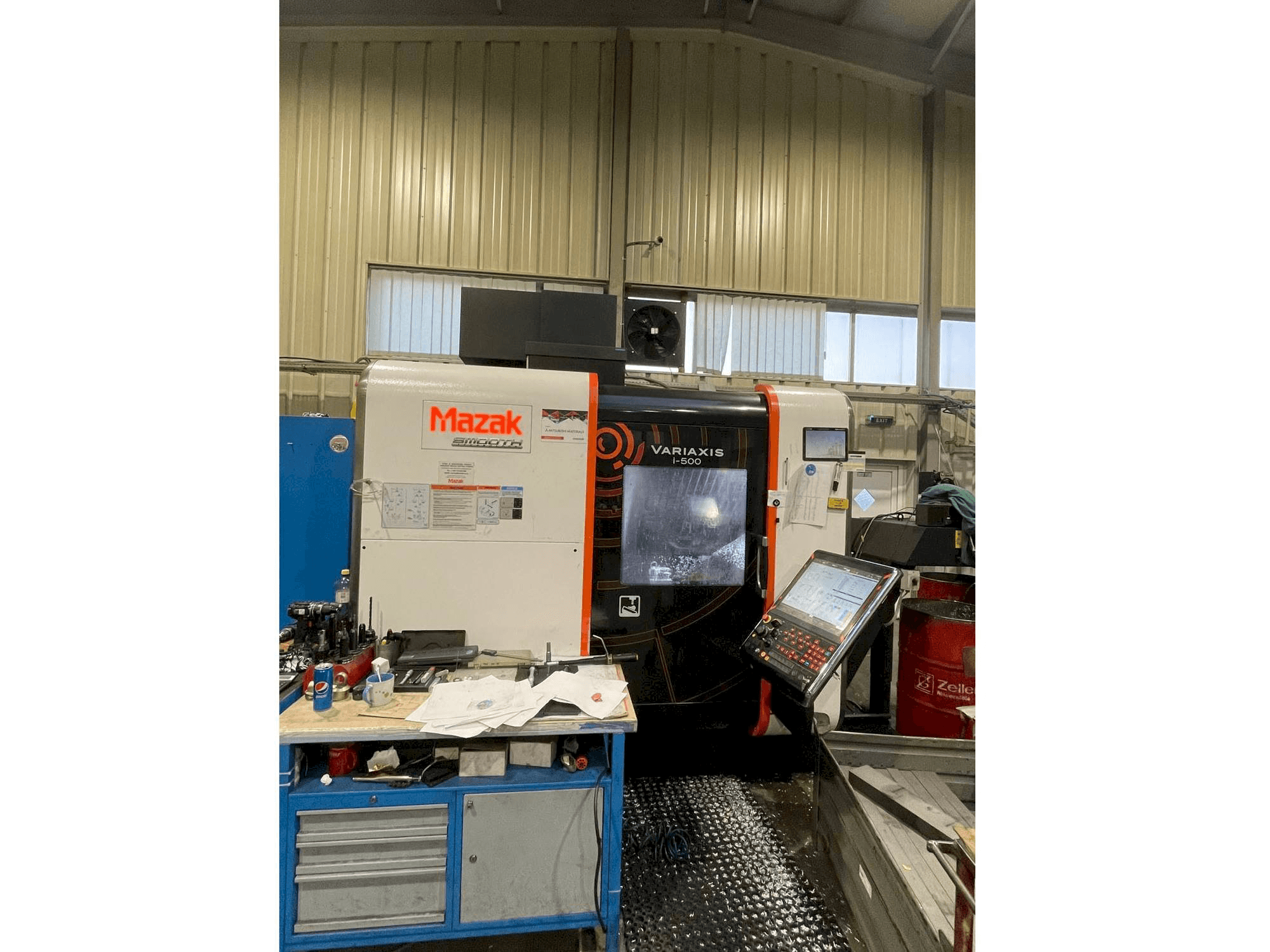 A Mazak Variaxis i-500 gép elölnézete
