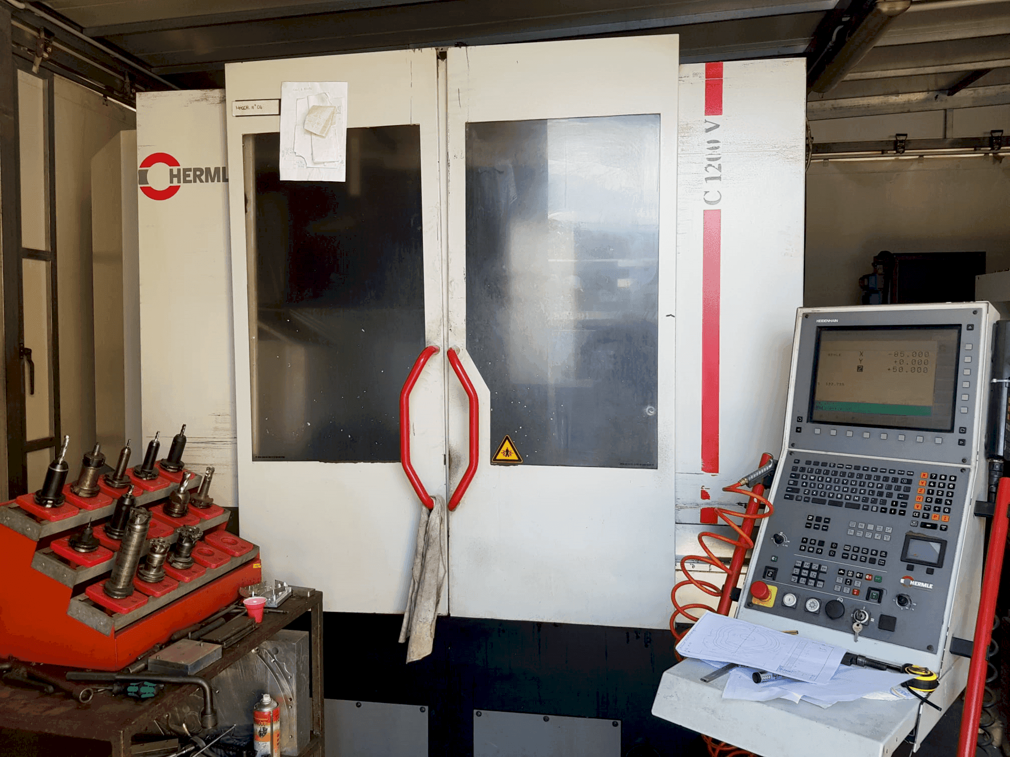 A HERMLE C 1200 V gép elölnézete