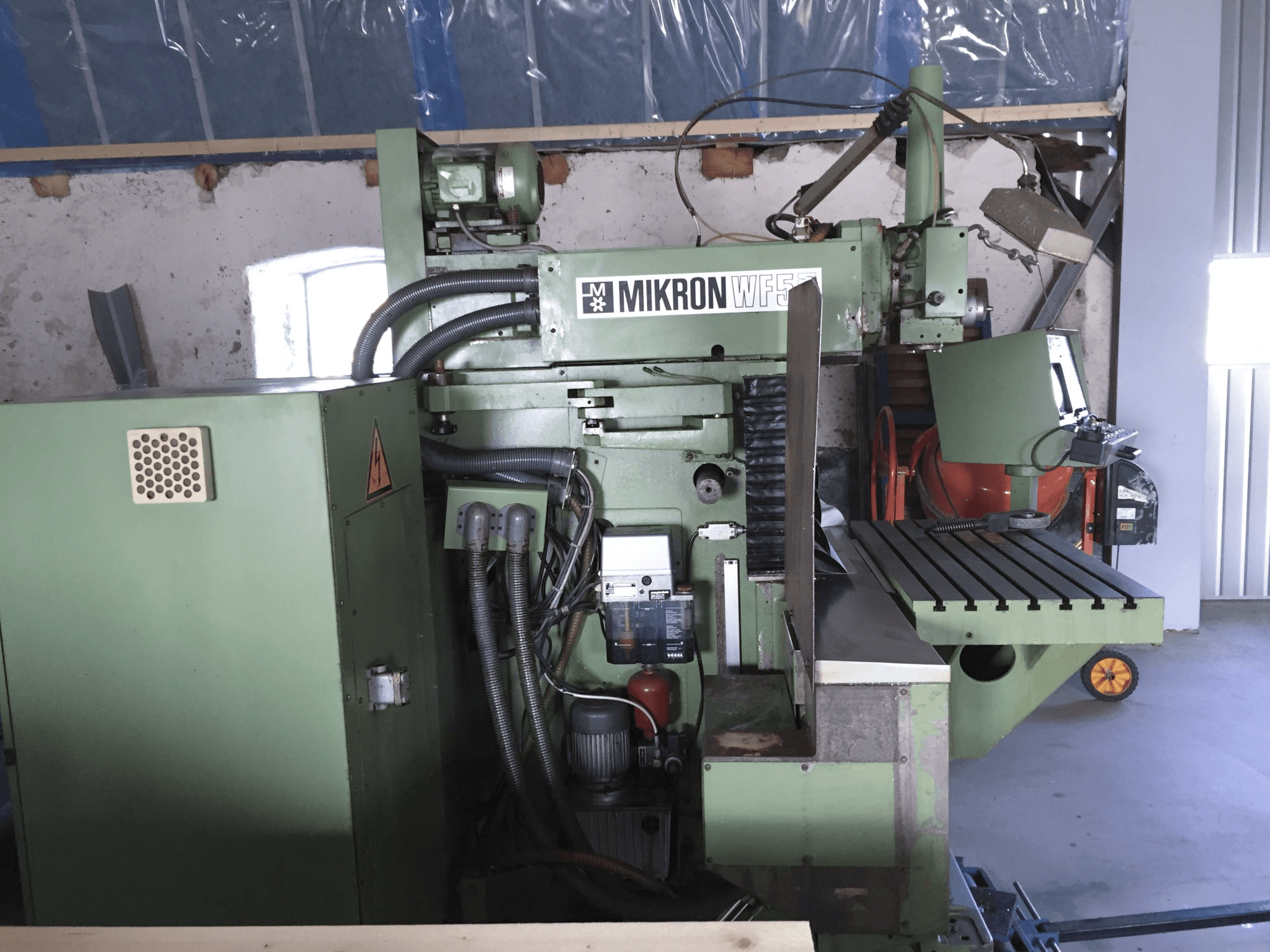 A Mikron WF 5DCM/155 gép elölnézete