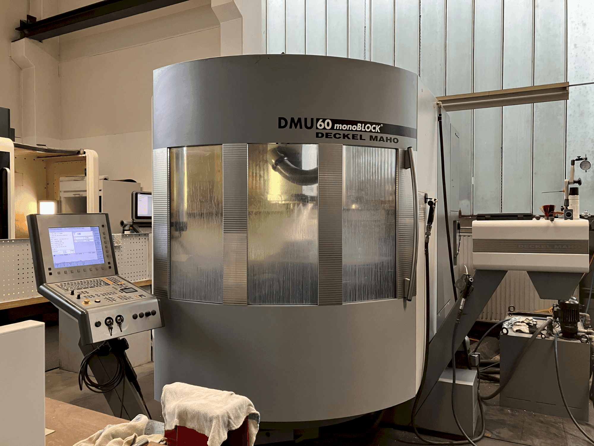 A DMG DMU 60 monoBlock gép elölnézete