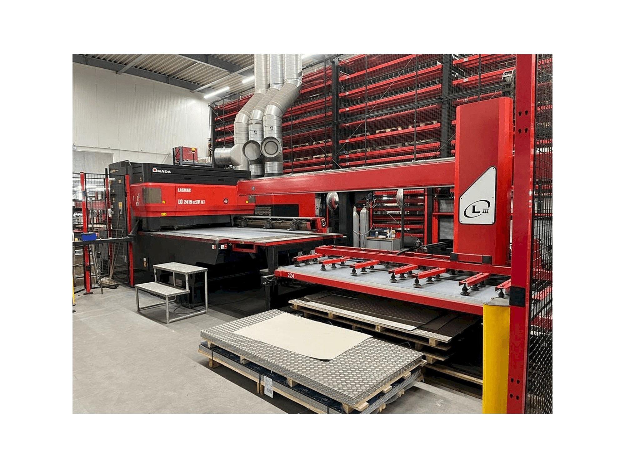 A AMADA LC2415 a IV NT gép elölnézete