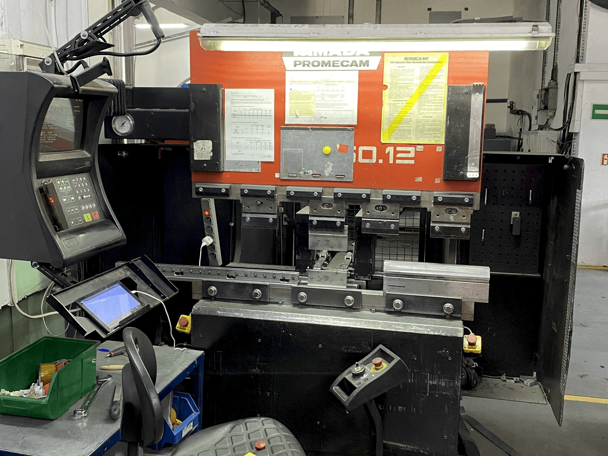 A AMADA ITPS2 50-12 gép elölnézete