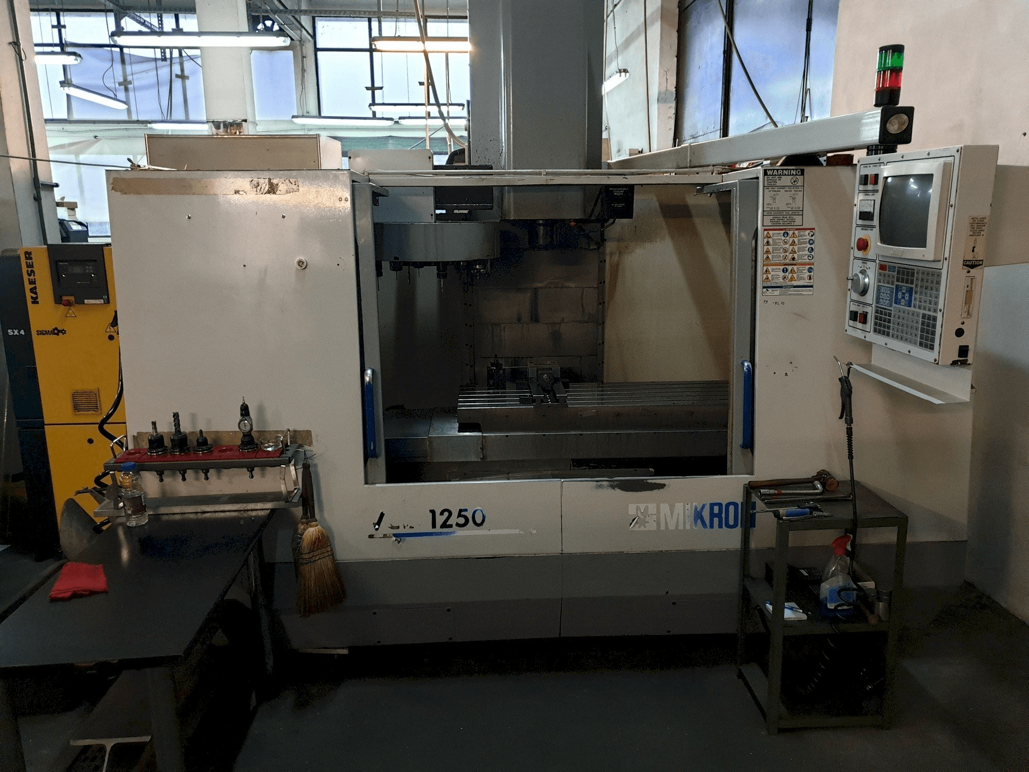 A MIKRON-HAAS VCE 1250 gép elölnézete