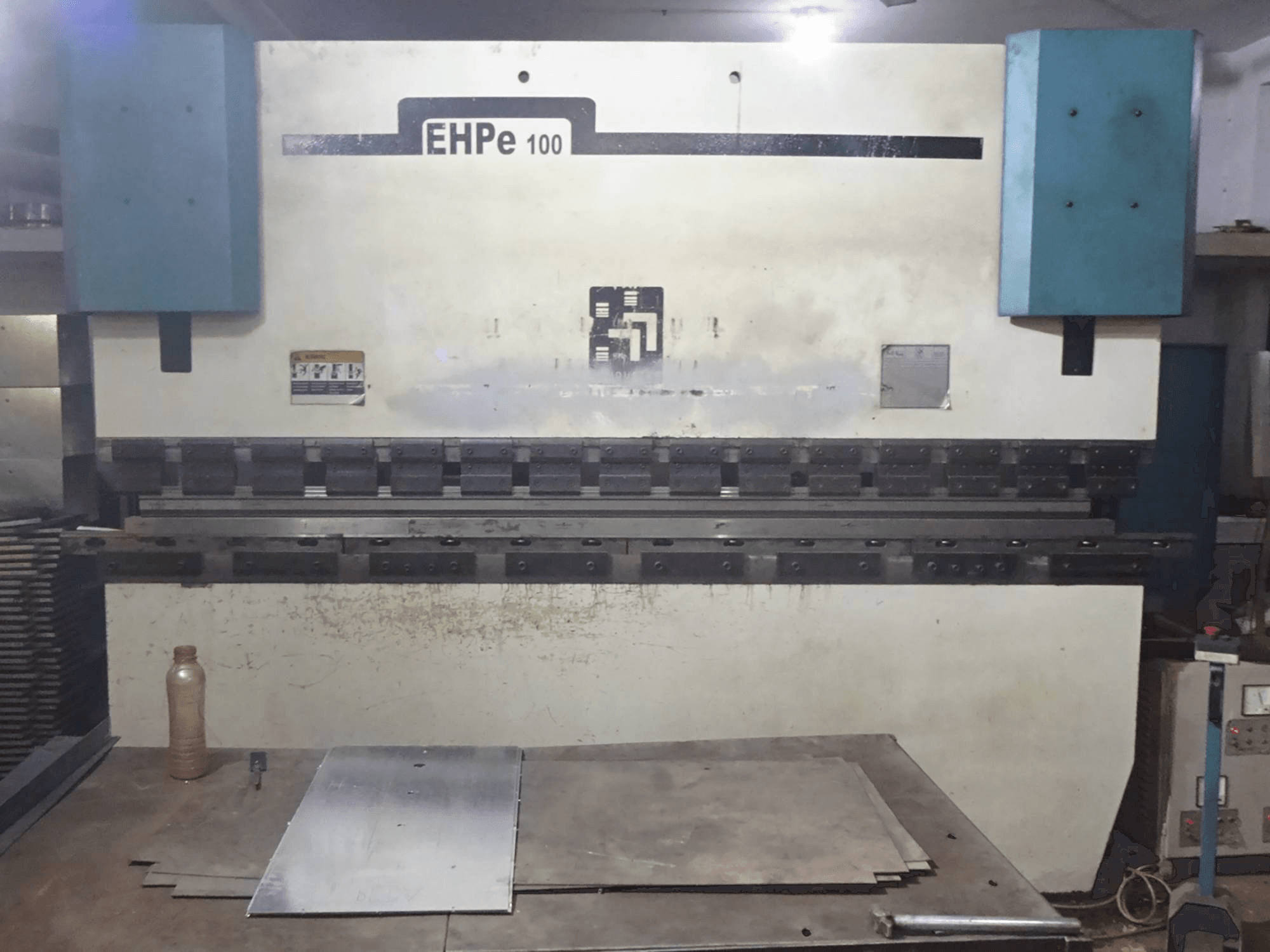 A Hindustan Hydraulics EHP E 100 gép elölnézete