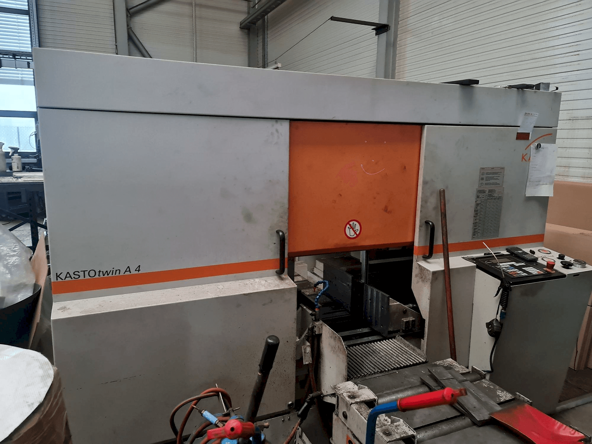 A KASTO twin A4 gép elölnézete