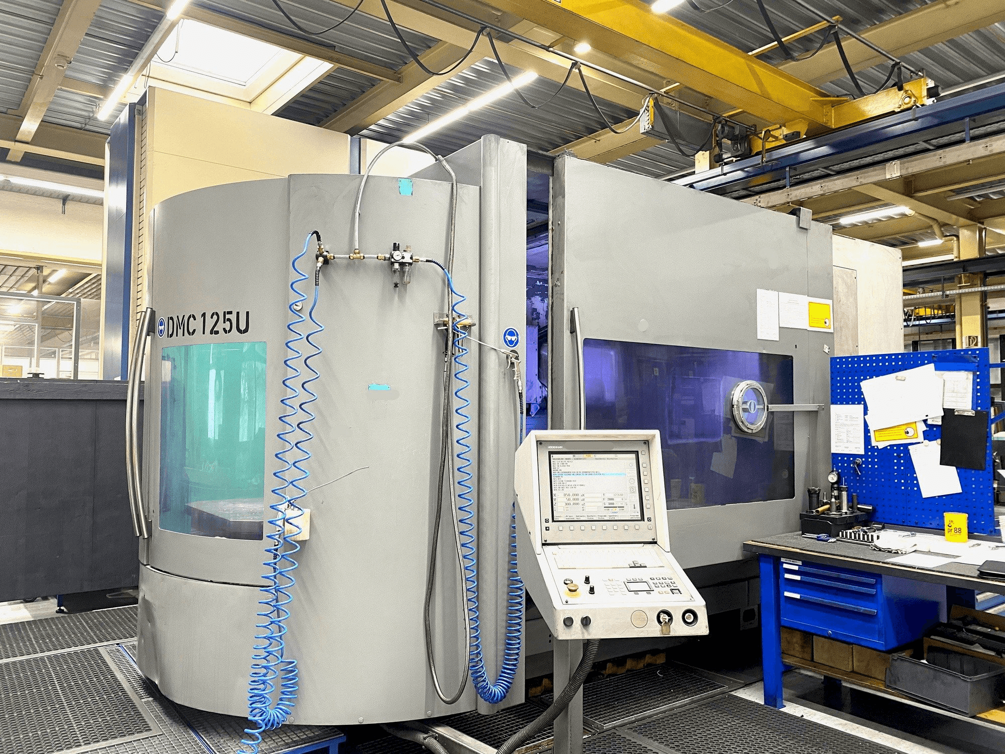 A DMG Deckel Maho DMC 125 U gép elölnézete