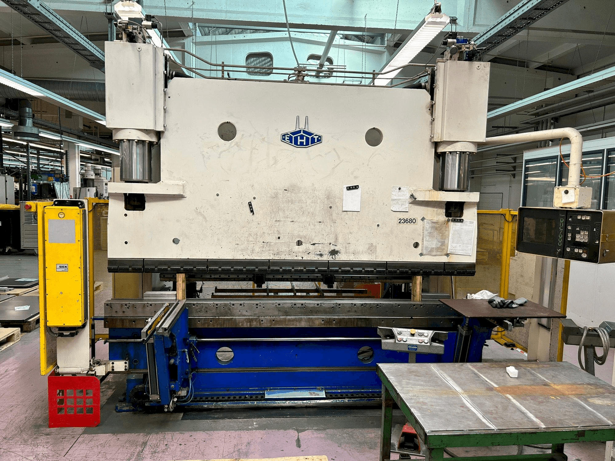 A EHT EHPS 25-30 gép elölnézete