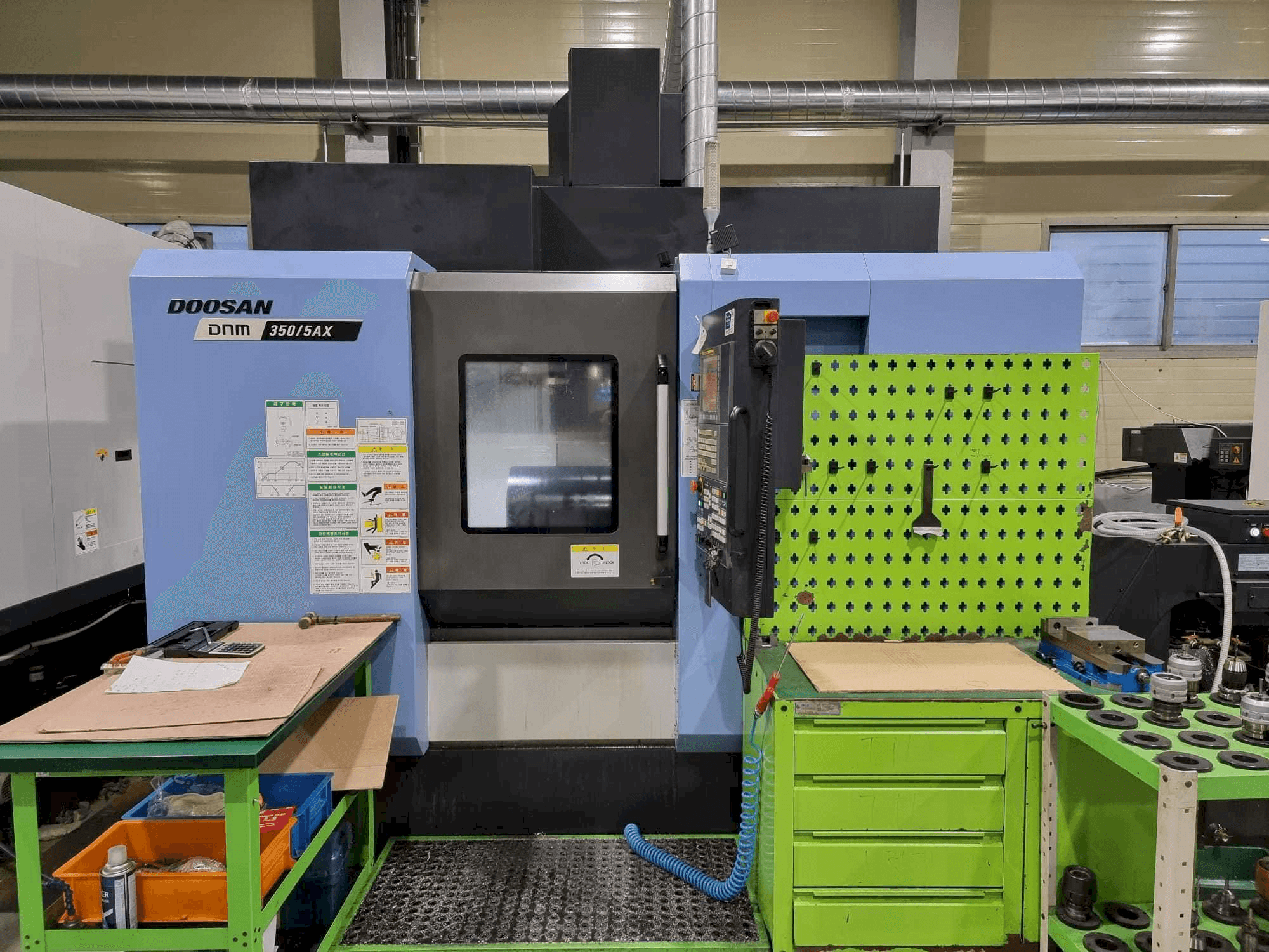 A Doosan DNM350/5AX gép elölnézete