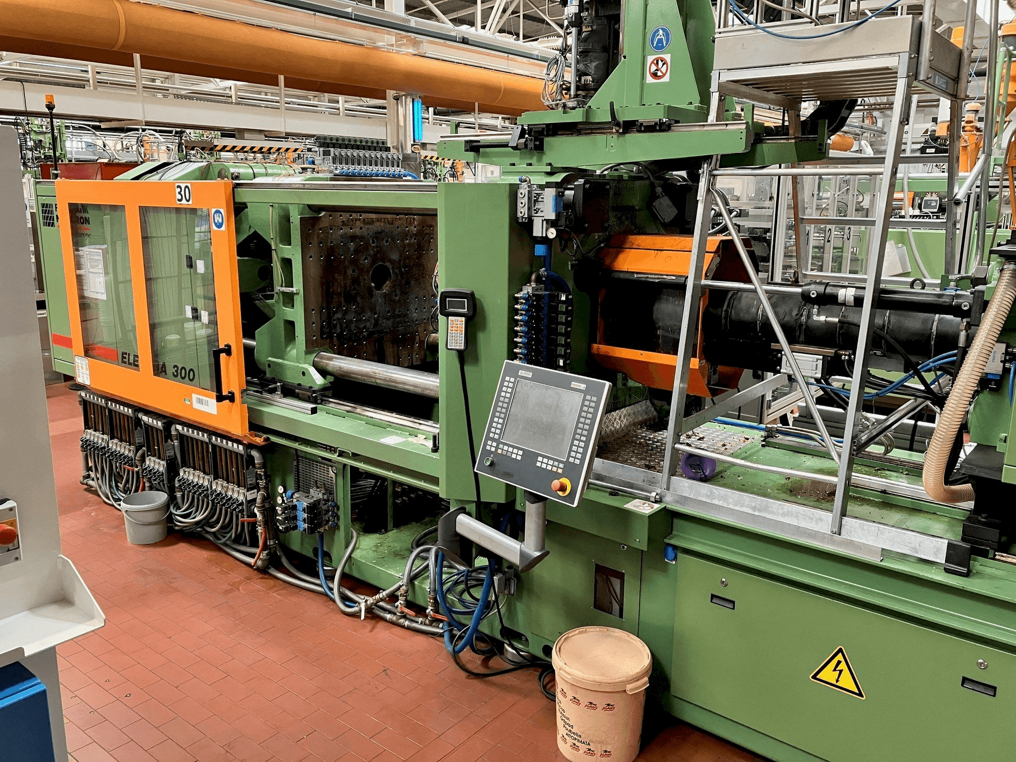 A FERROMATIK MILACRON Europe Elektra 300 gép elölnézete