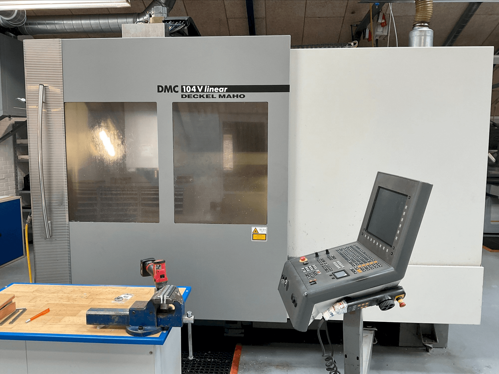 A DMG MORI DMC 104V linear gép elölnézete