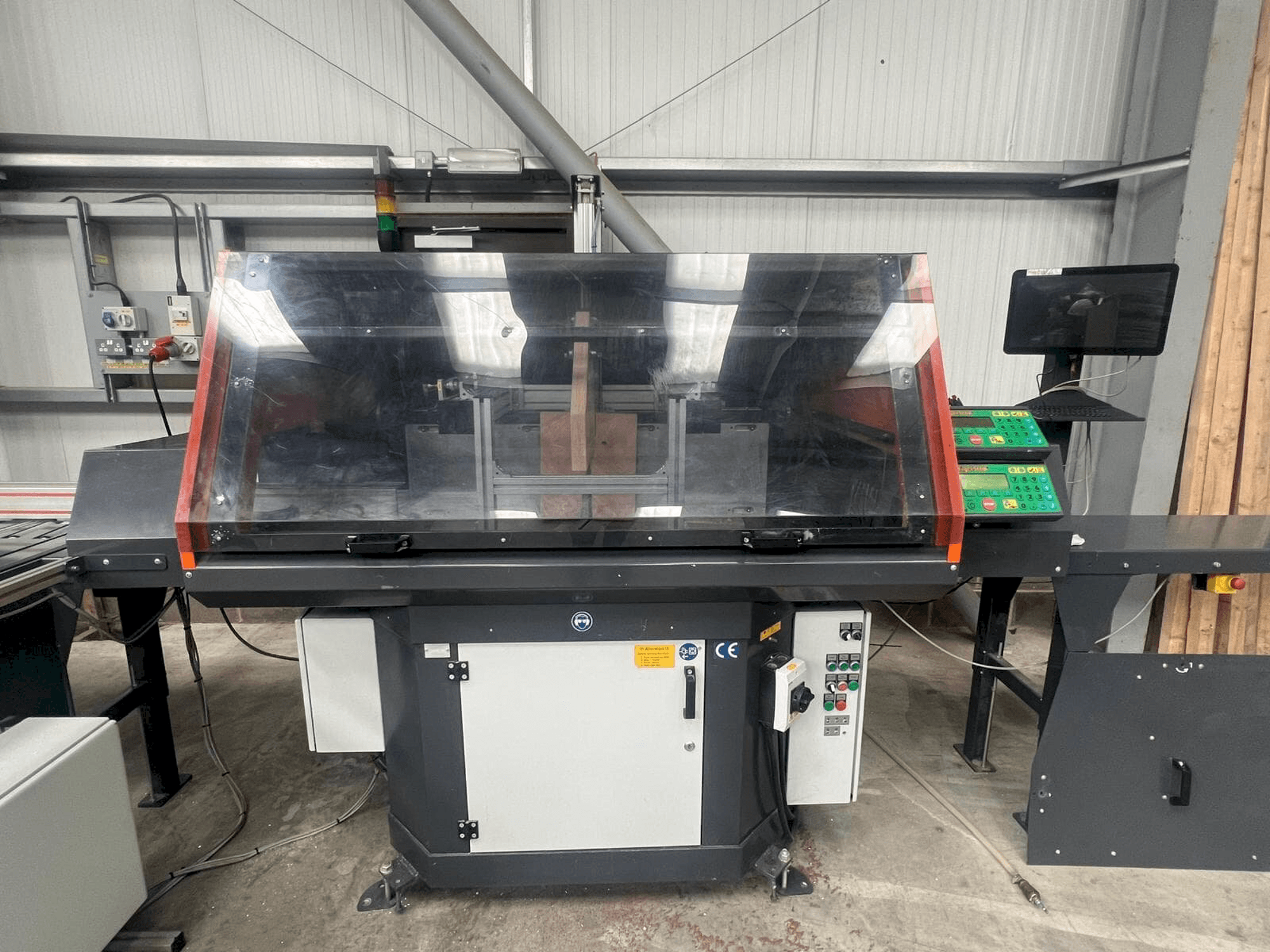 A TIGER UKA 600 Cross cut installation gép elölnézete