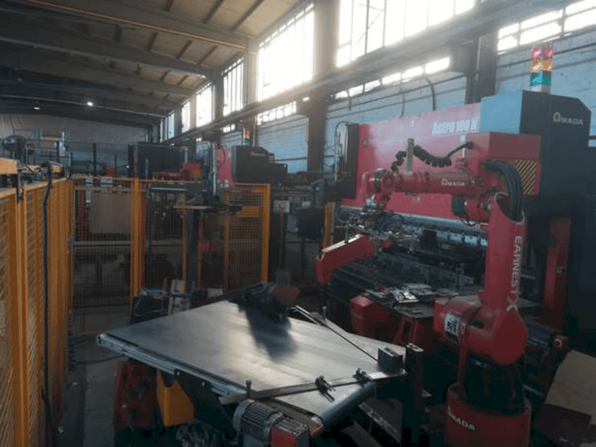 A AMADA Astro 100 NT gép elölnézete