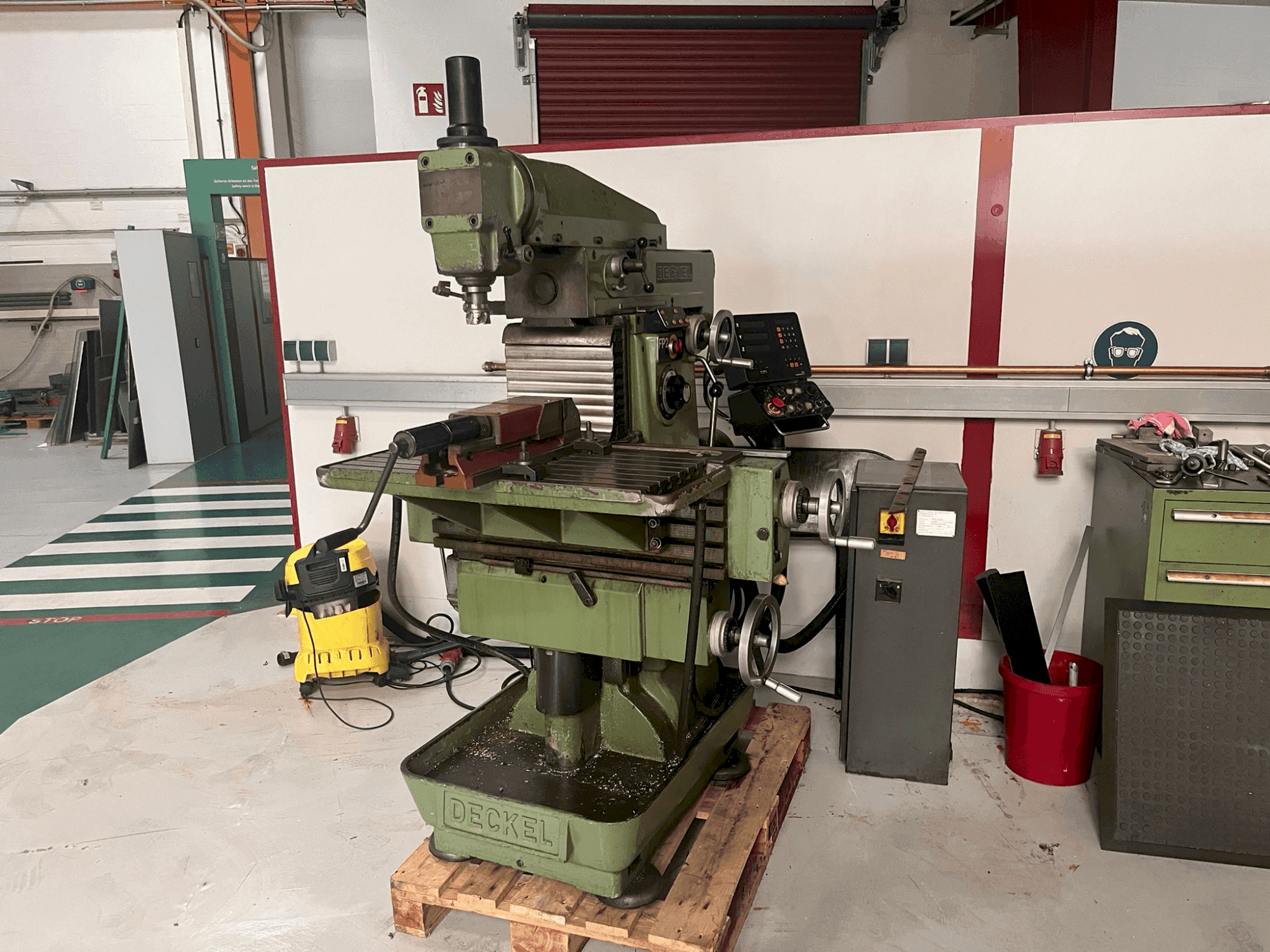 A DECKEL FP2 gép elölnézete