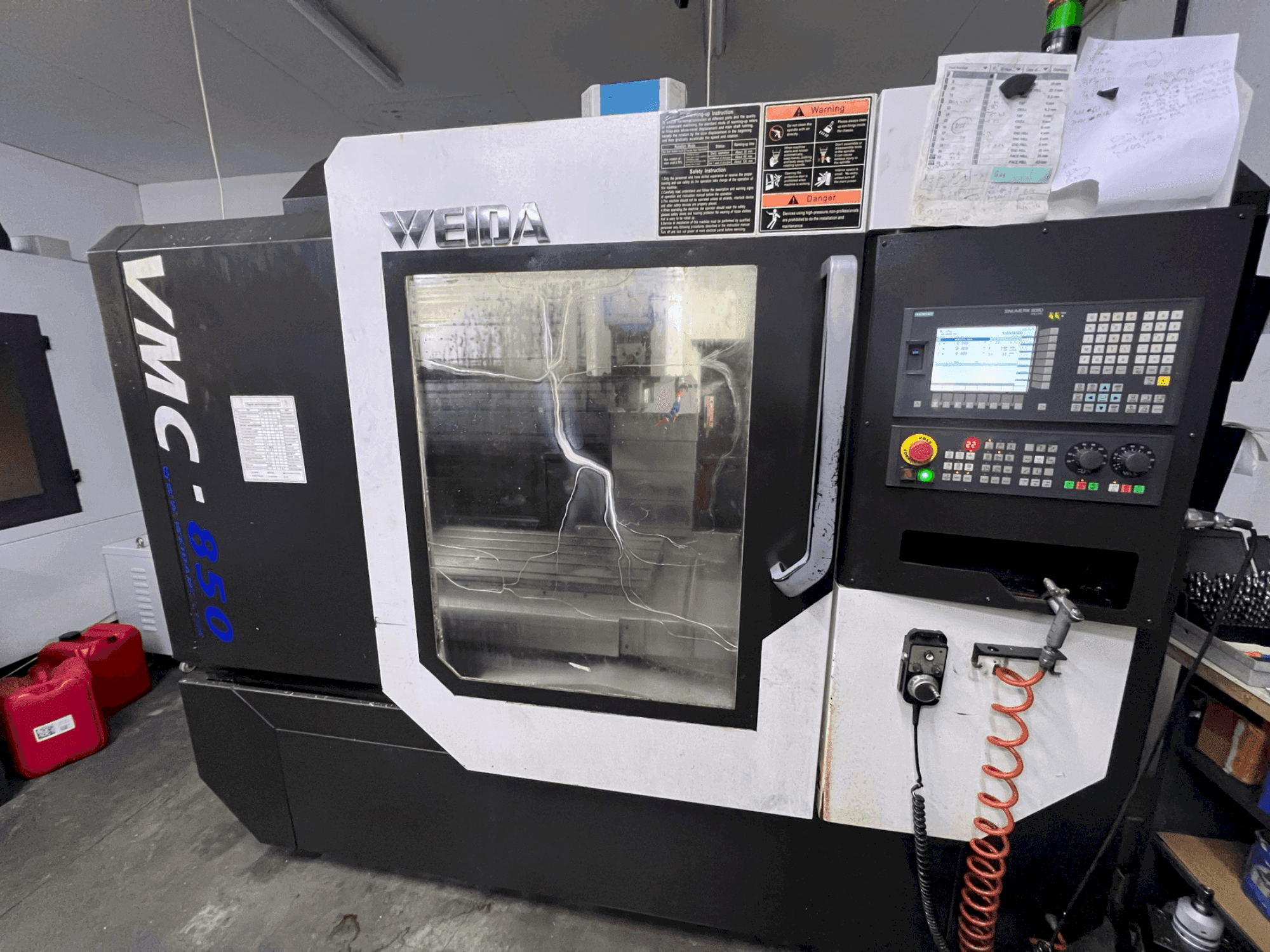 A WEIDA VMC850 gép elölnézete
