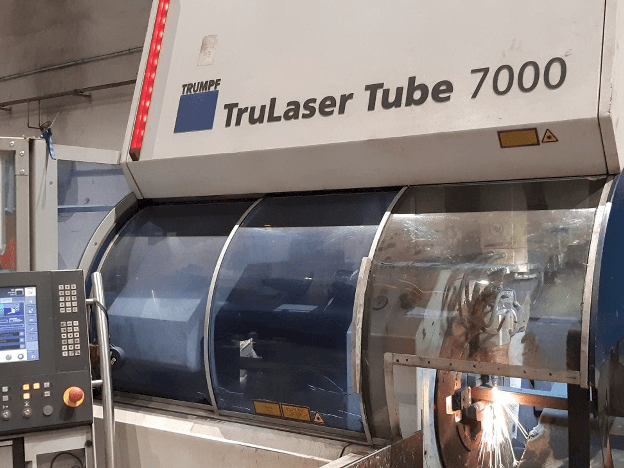 A Trumpf TruLaser Tube 7000 gép elölnézete