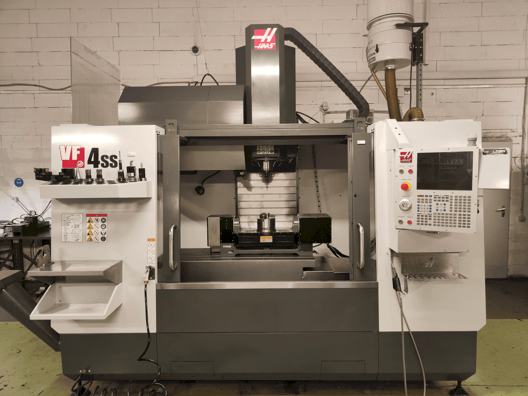 A HAAS VF-4SS gép elölnézete