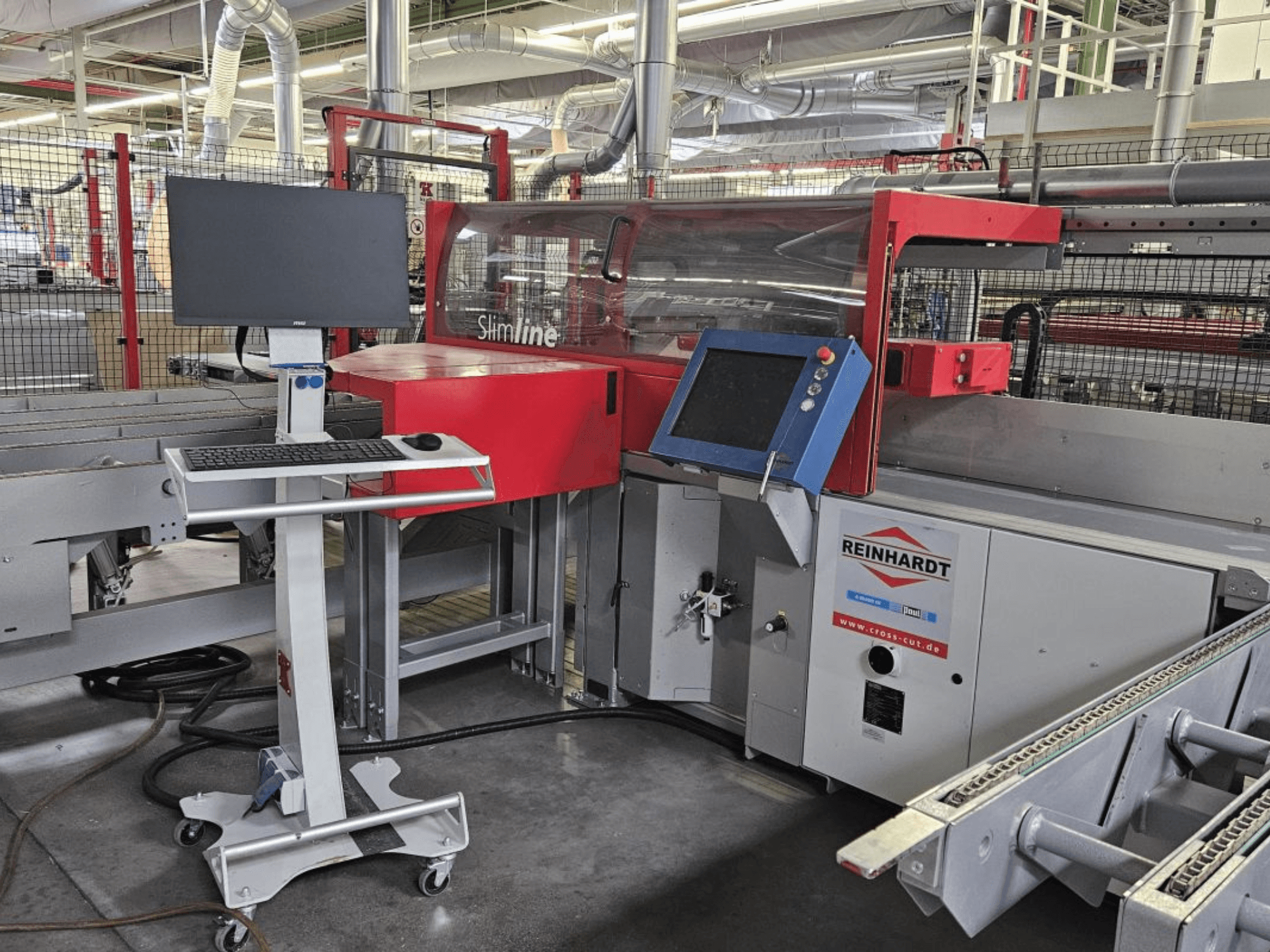Optimalizáló keresztvágó fűrész Paul Reinhardt SlimLine 110, elölnézet a kezelőpanellel és a monitorral a működés beállításához.