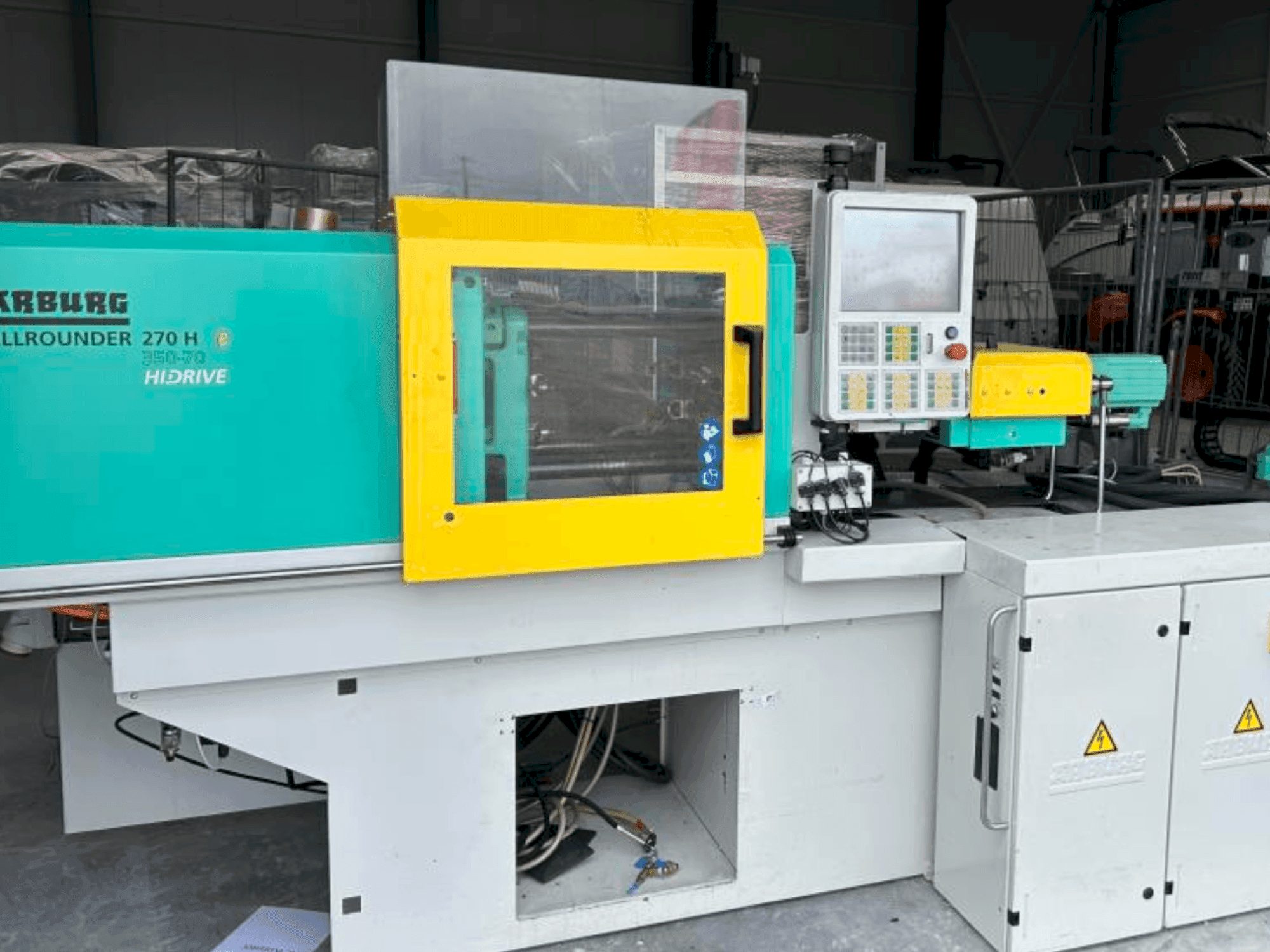 A Arburg Allrounder 270 H 350-70 gép elölnézete