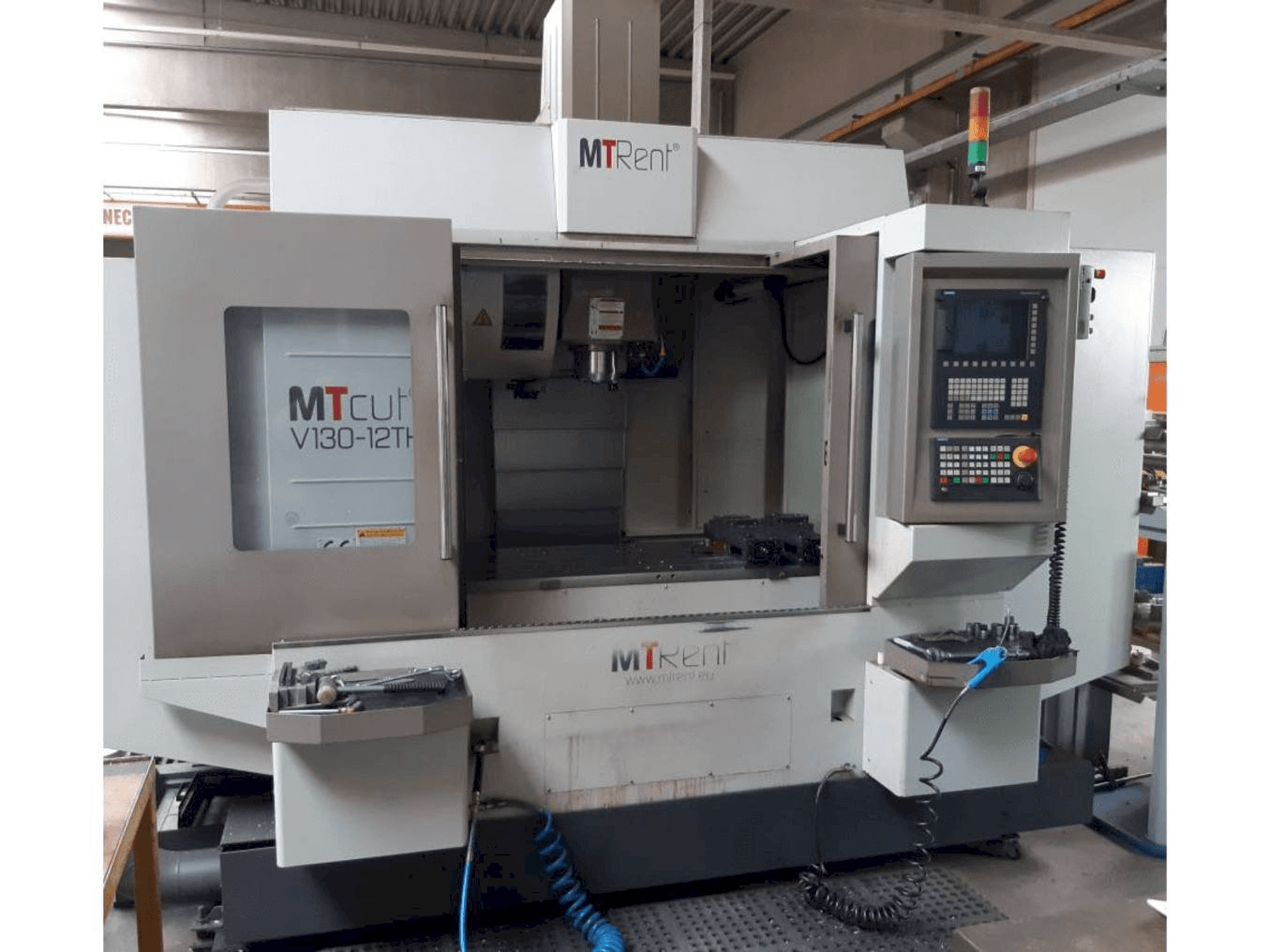 A MTcut V130-12TH gép elölnézete